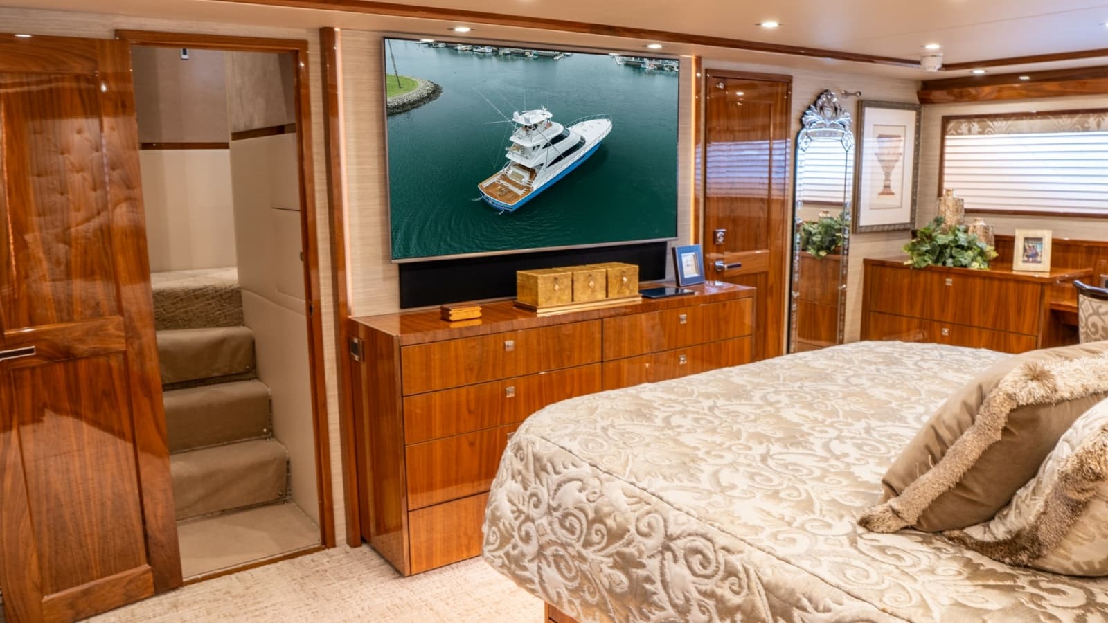 2020 Viking 92 Skybridge - Photo 38
