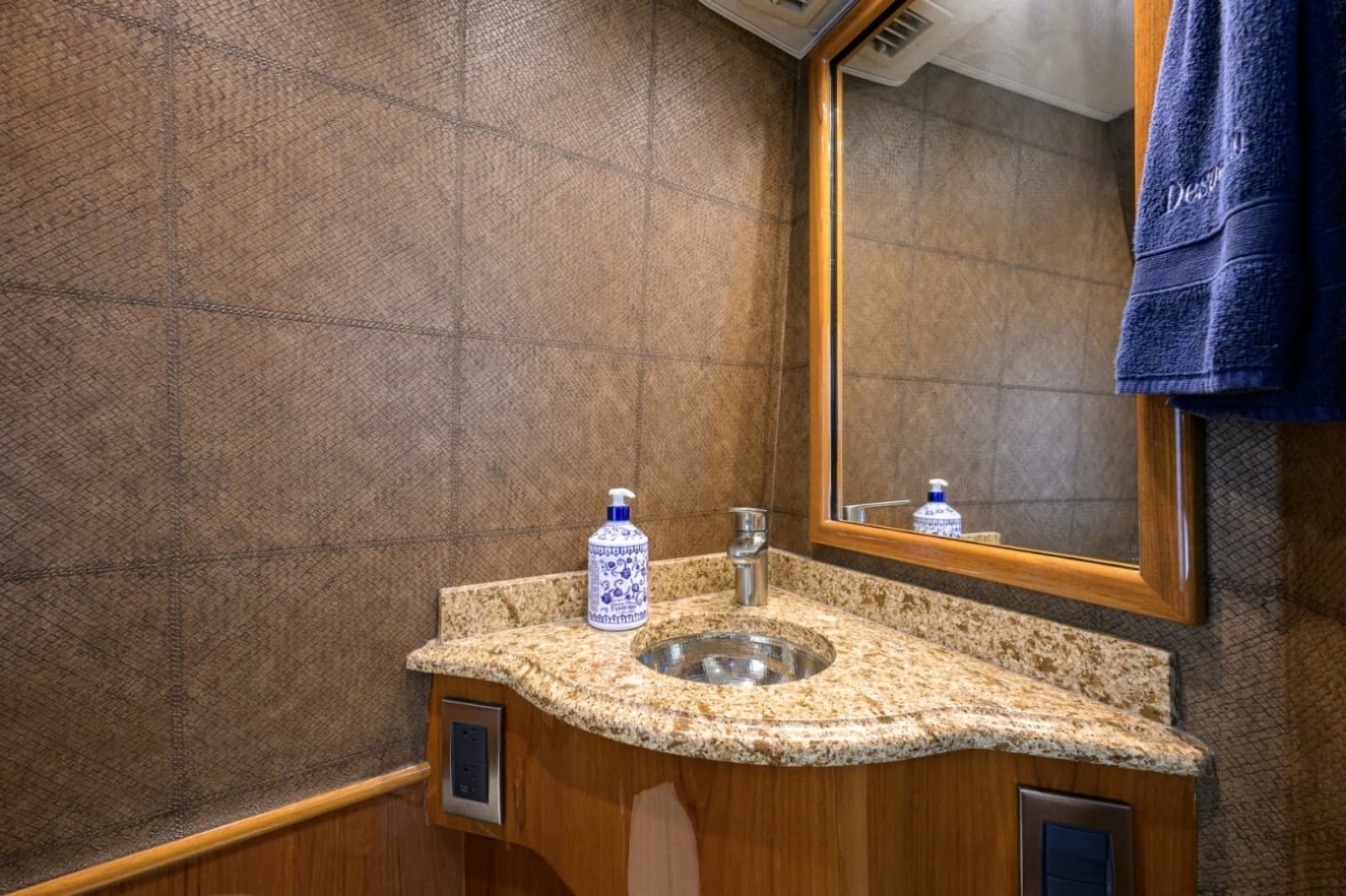 2014 Viking 70 Convertible - Photo 9