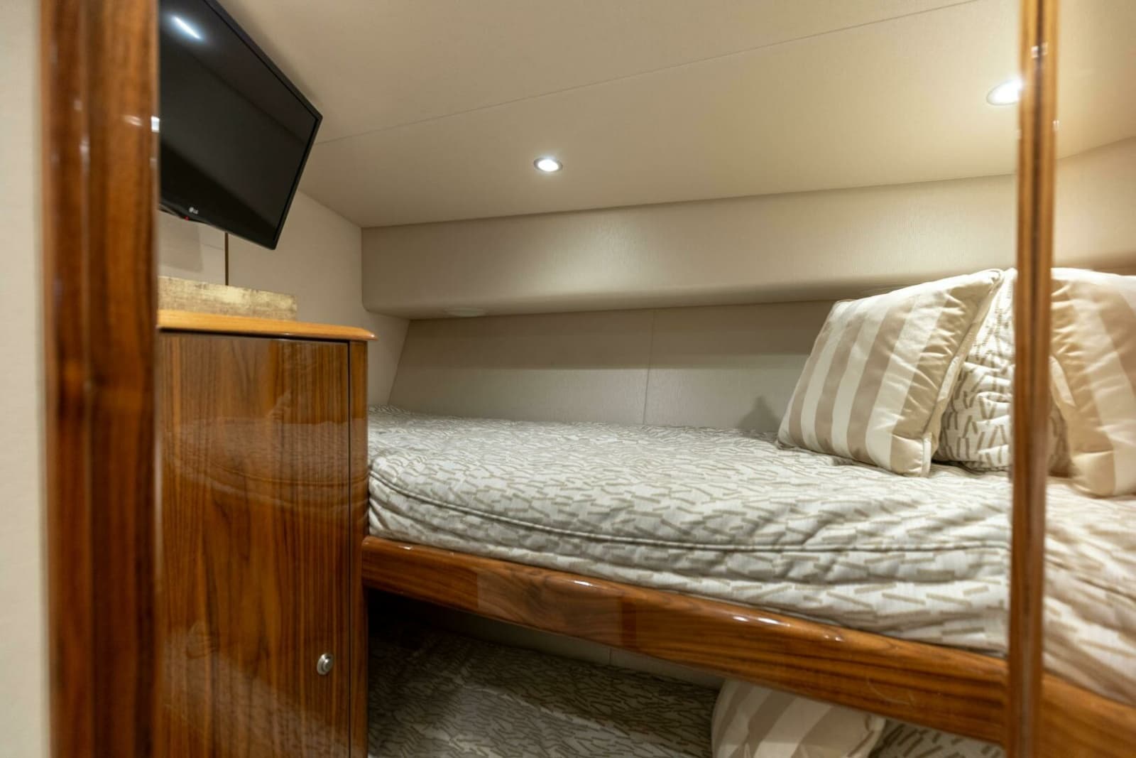 2020 Viking 62 Convertible - Photo 24