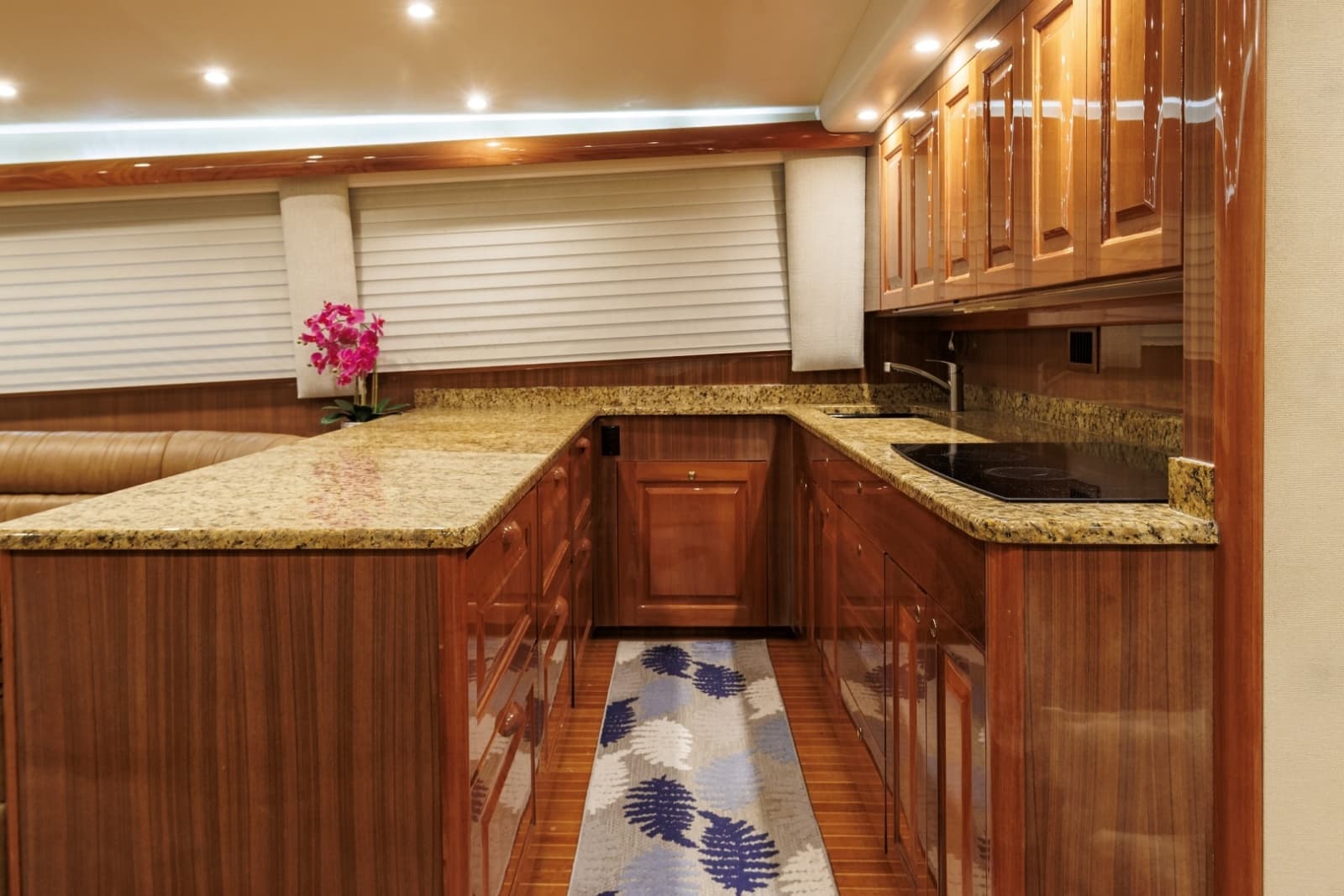 2005 Viking 61 Convertible - Photo 5