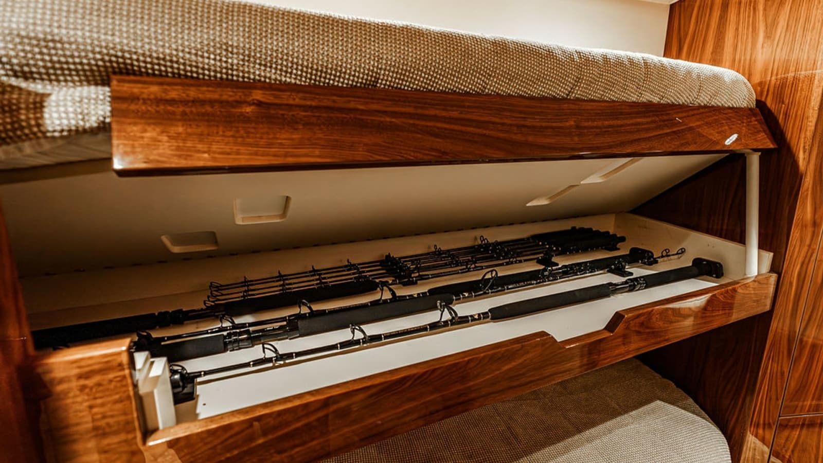 2019 Viking 80 Skybridge - Photo 35