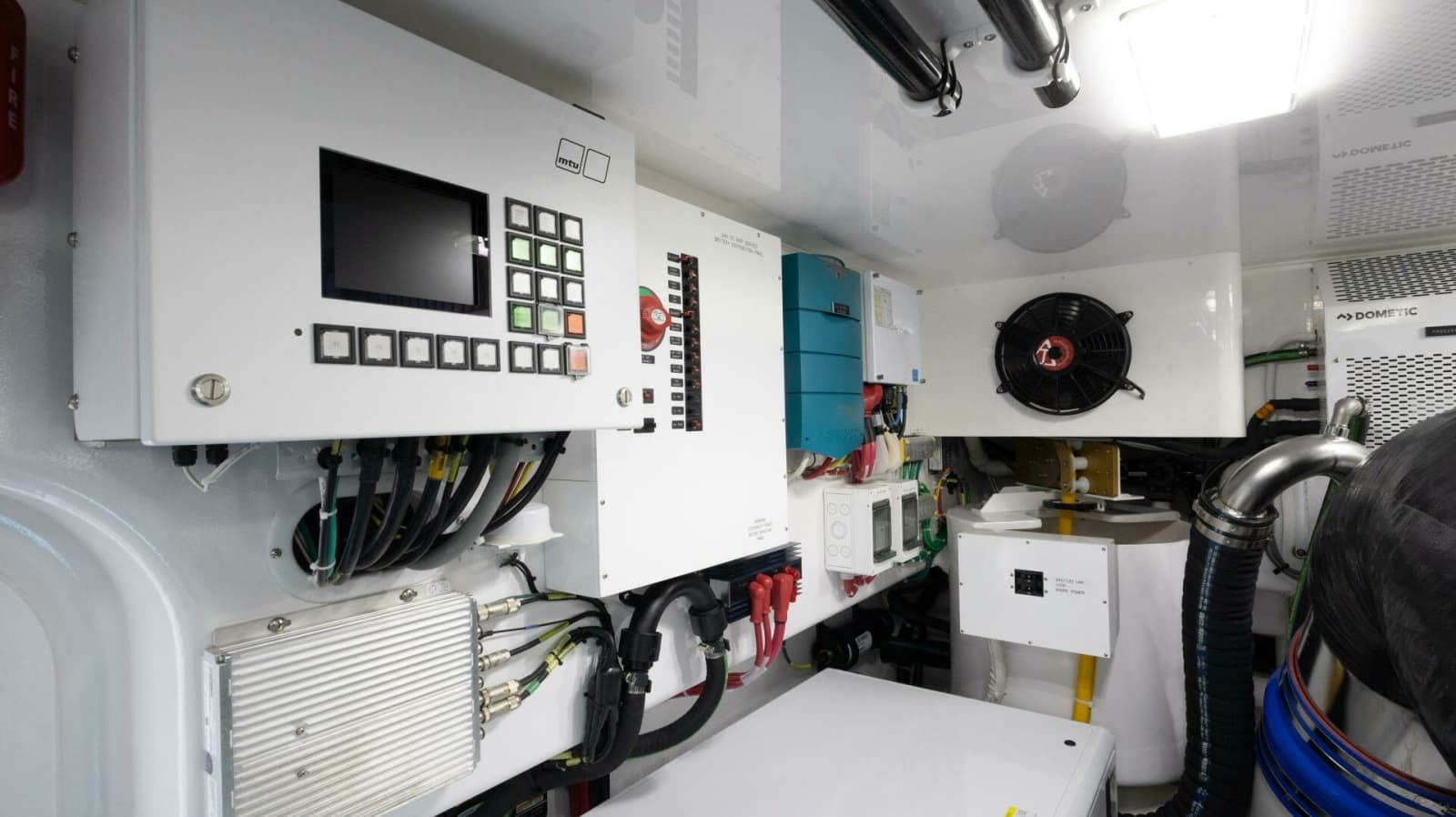 2025 Viking 82 Convertible - Photo 68