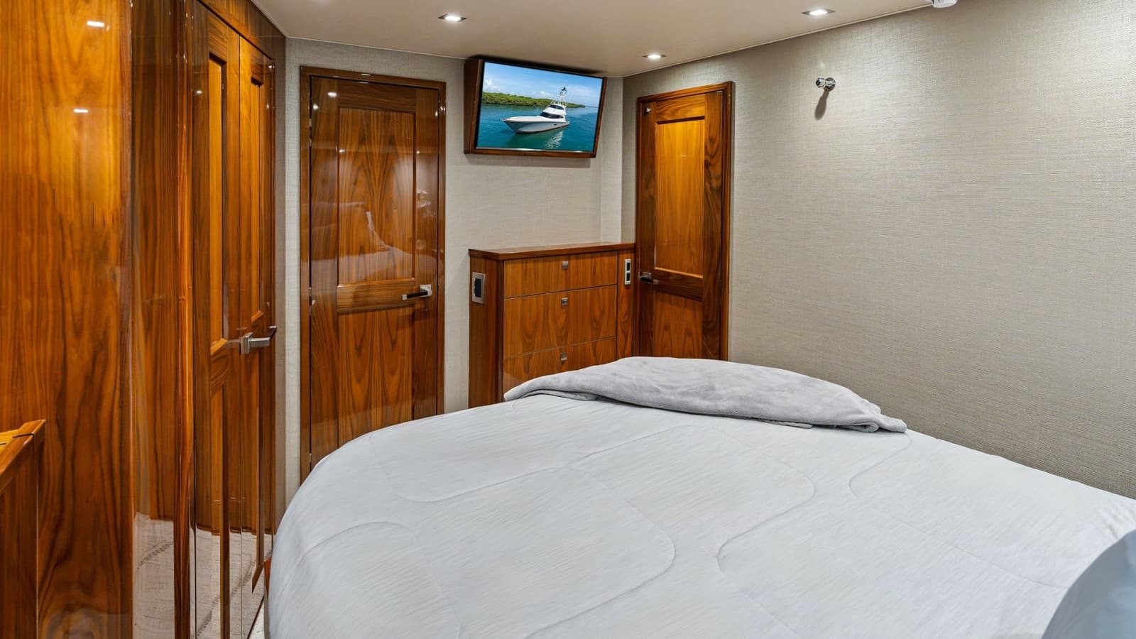 2016 Viking 80 Enclosed Bridge - Photo 59