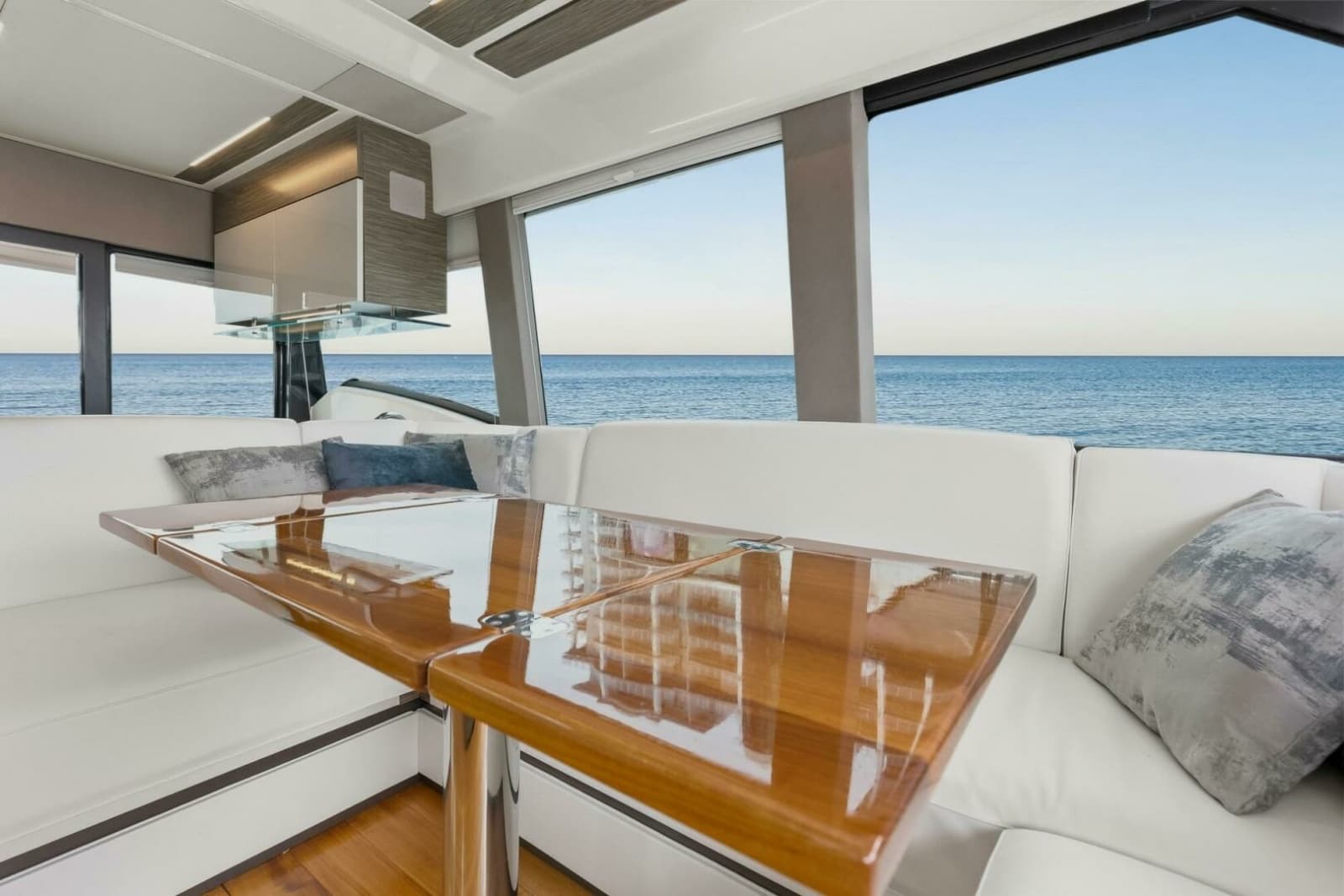 2019 Tiara Yachts C49 Coupe - Photo 11