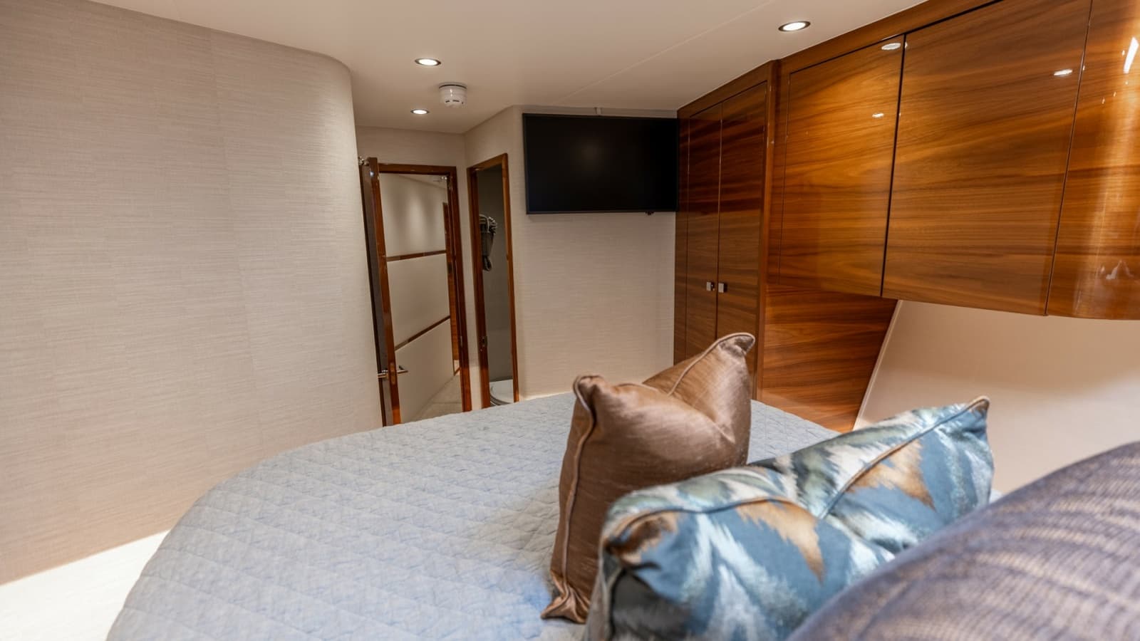 2025 Viking 74 Convertible - Photo 22