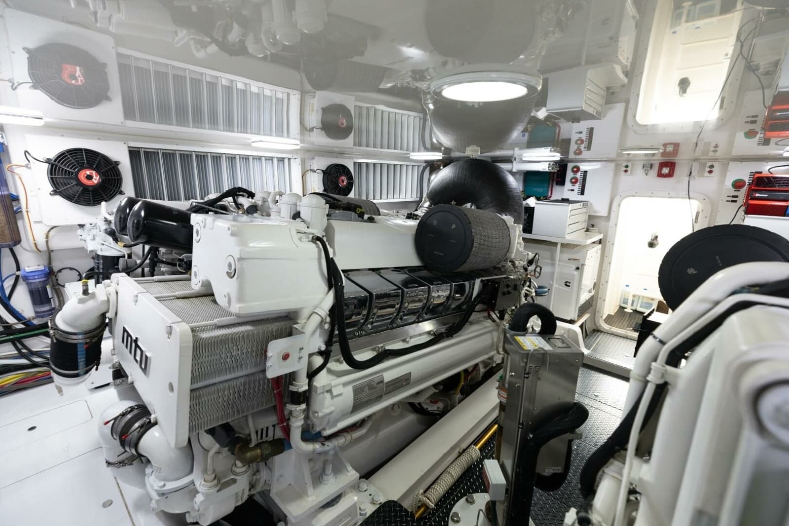 2015 Viking 70 Convertible - Photo 81