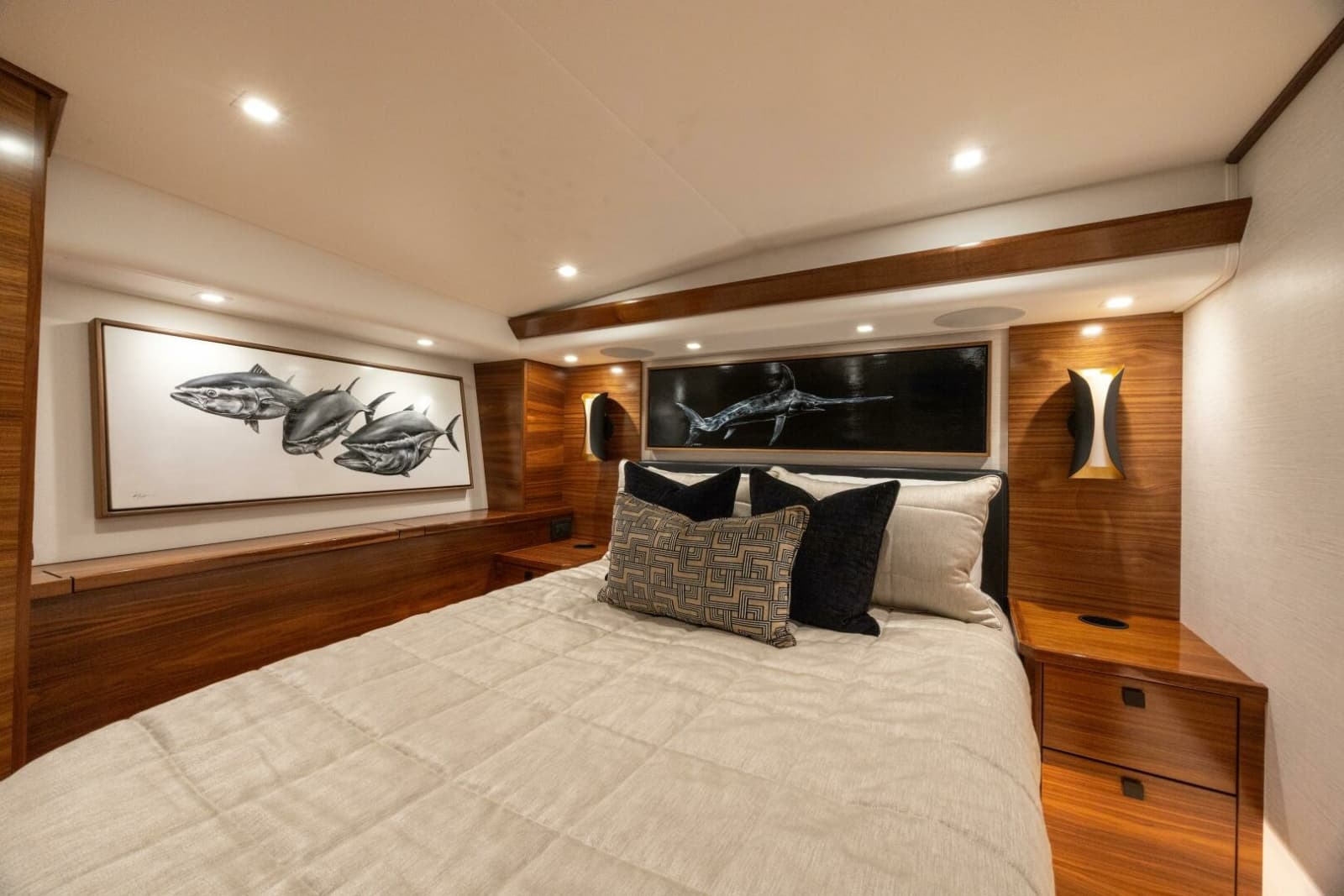2025 Viking 82 Convertible - Photo 29