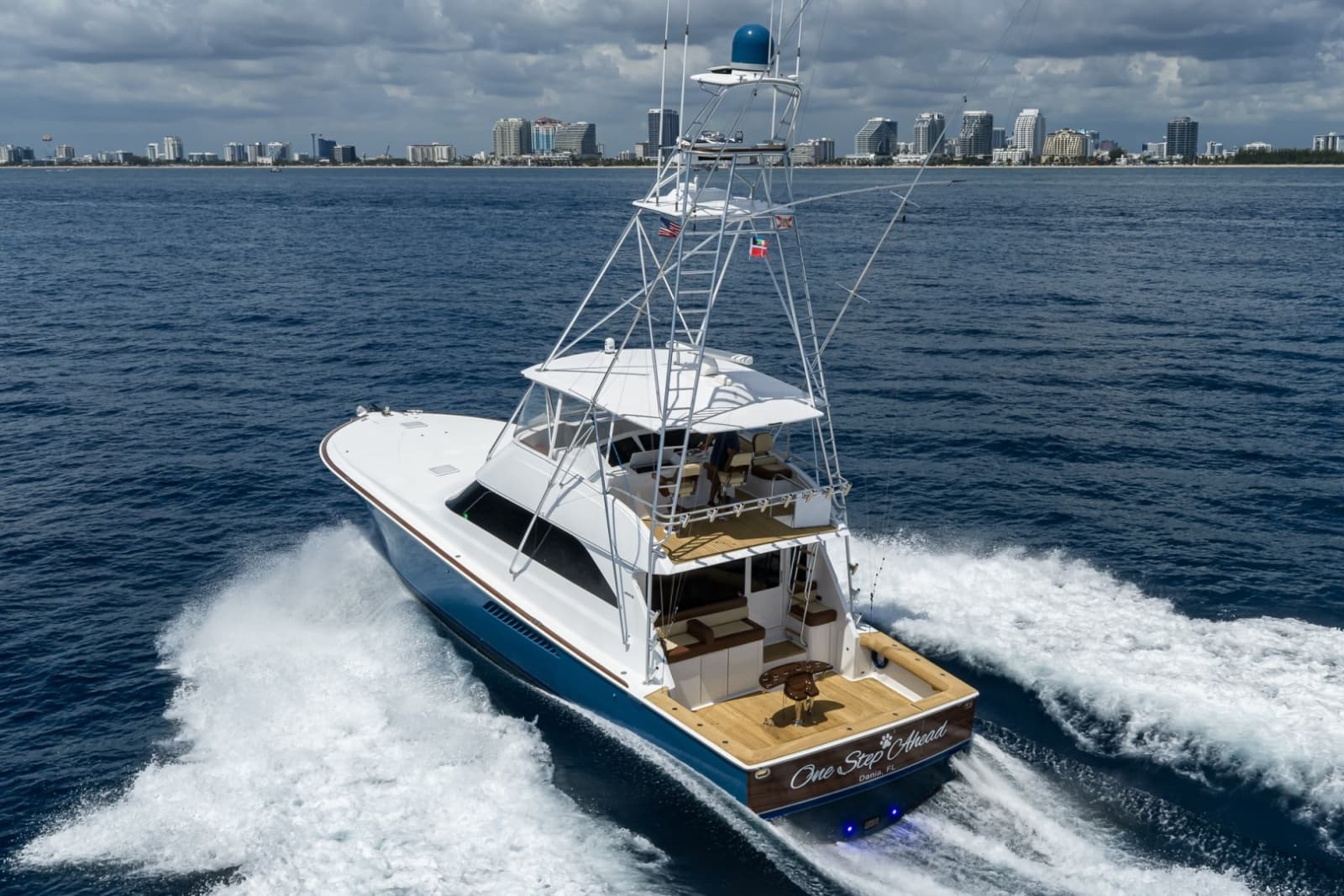 2002 Viking 61 Convertible - Photo 5