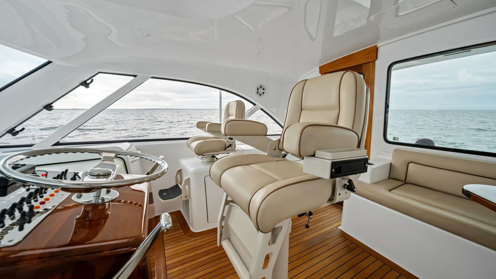 2017 Hatteras GT 45X - Photo 32
