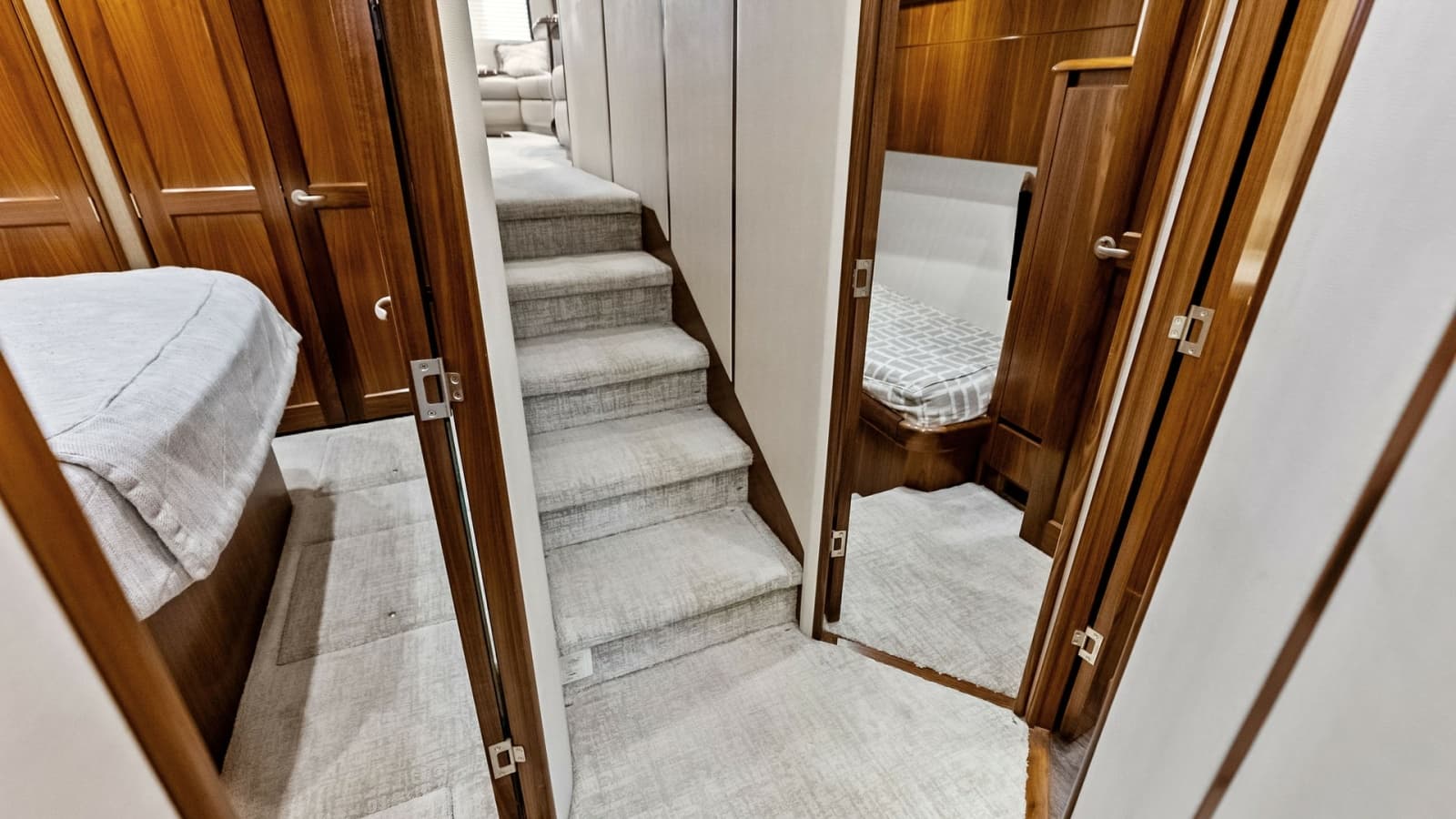 2018 Viking 62 Convertible - Photo 16