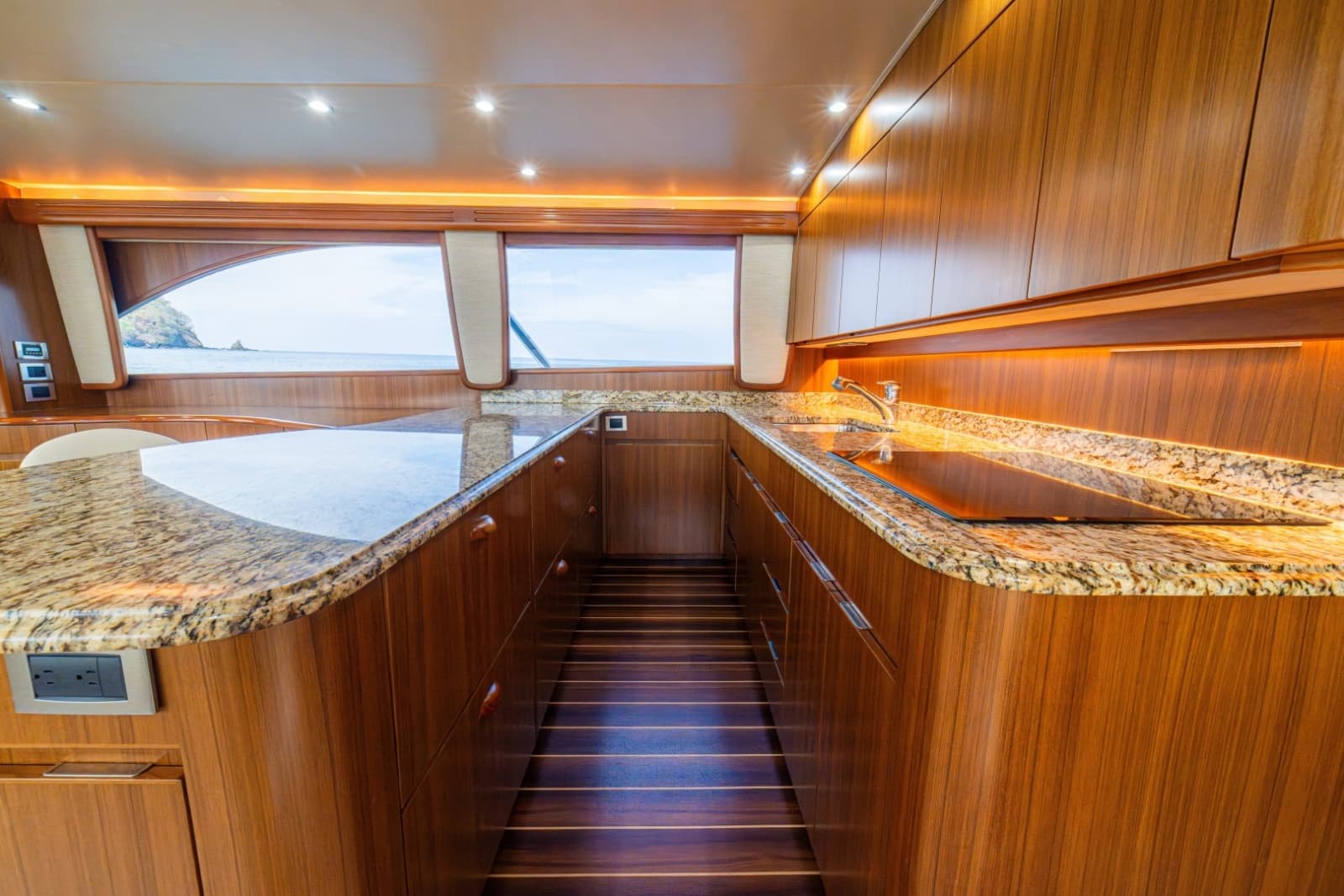 2012 Viking 60 Convertible - Photo 33