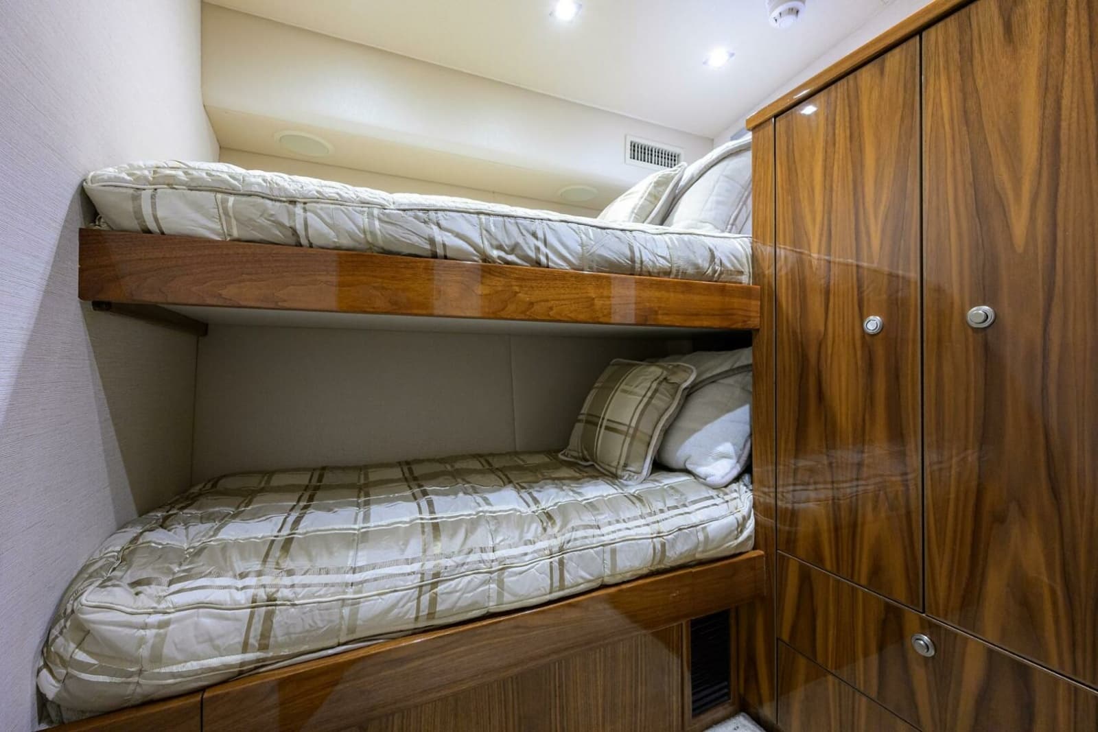 2021 Viking 72 Convertible - Photo 21