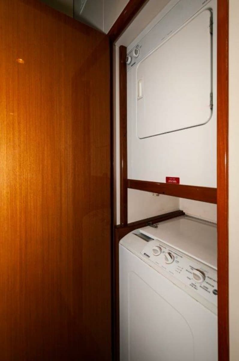 2001 Viking 61 Convertible - Photo 29