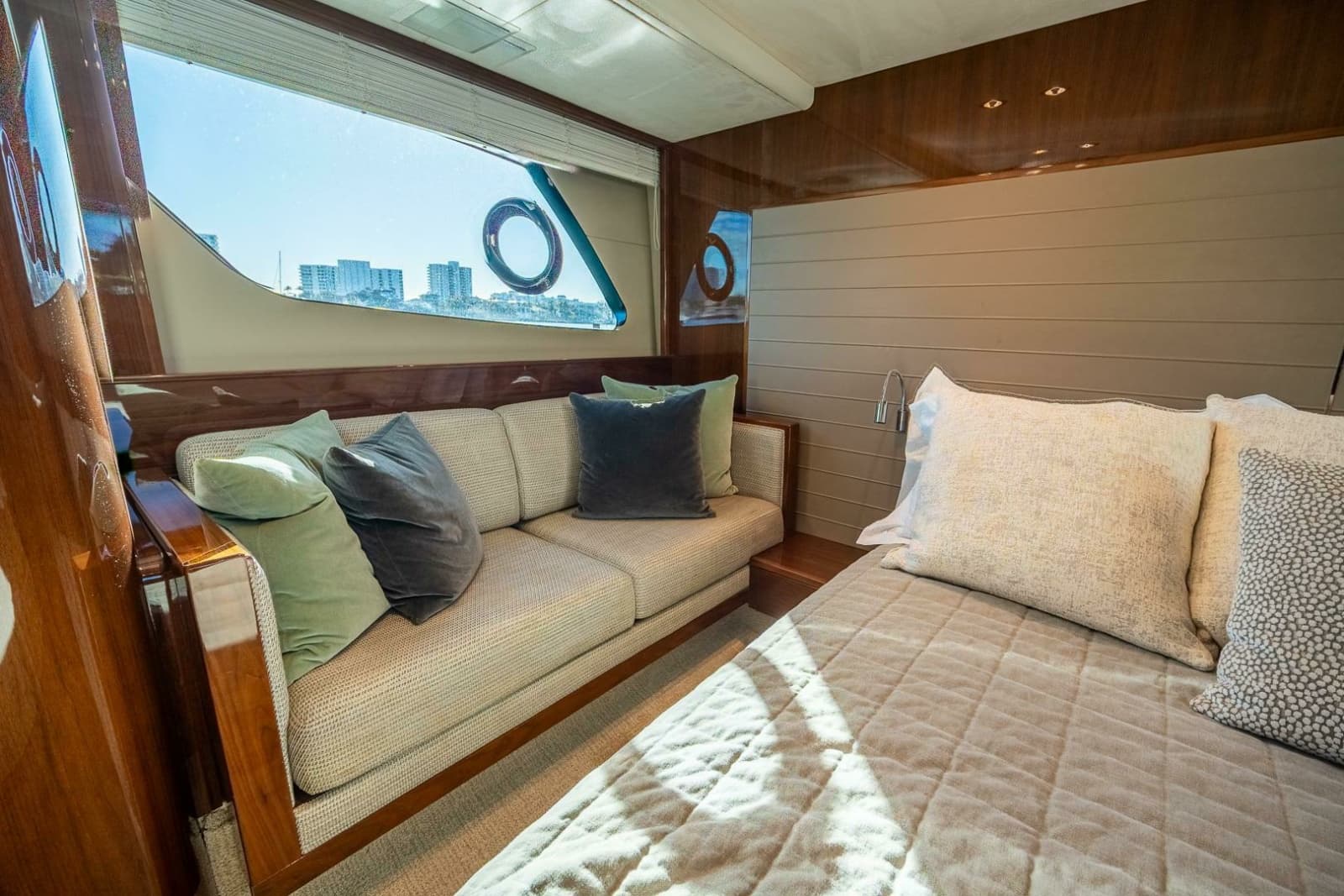 2016 Princess V48 - Photo 34