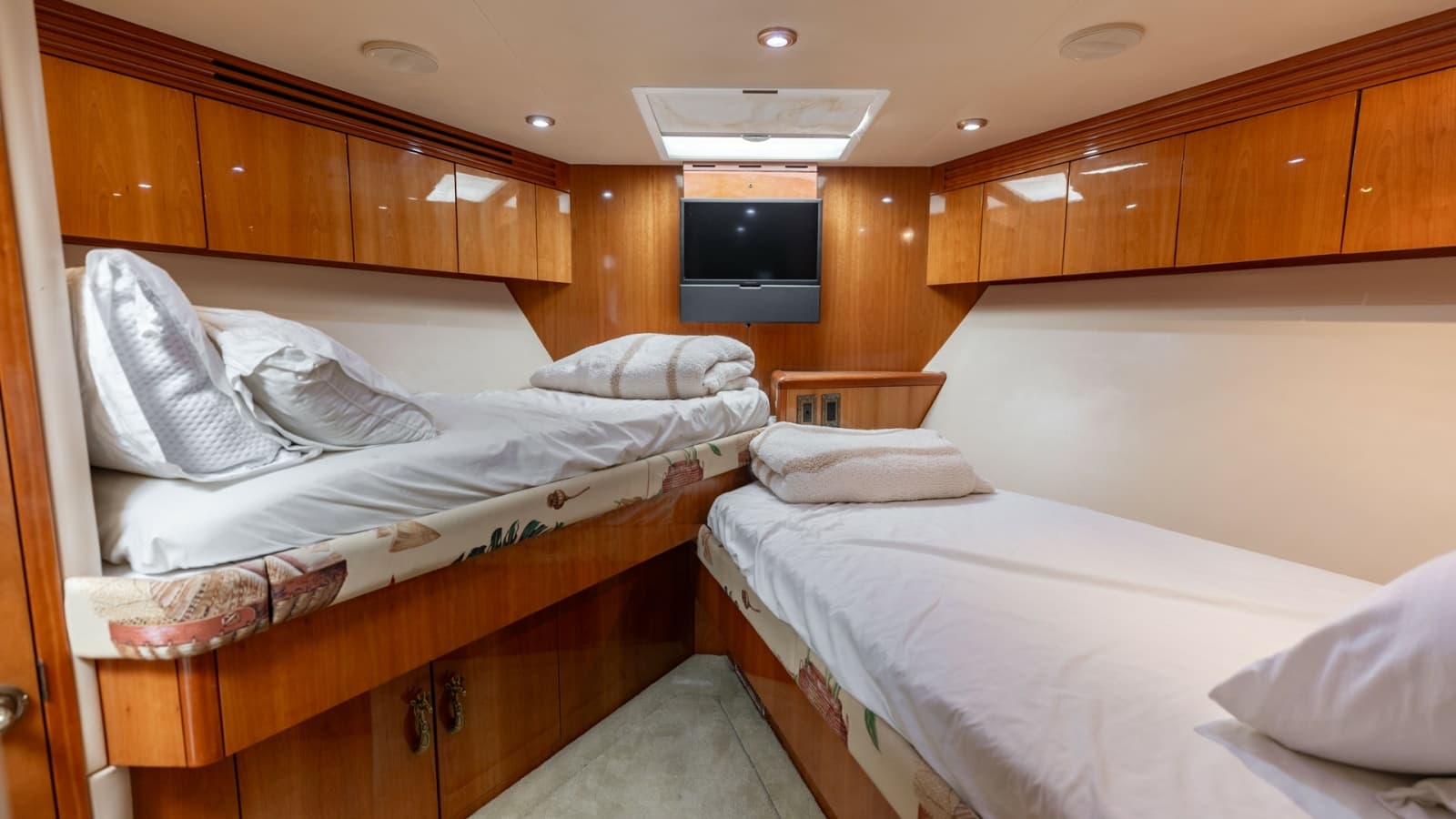2007 Hatteras 68 Convertible - Photo 22