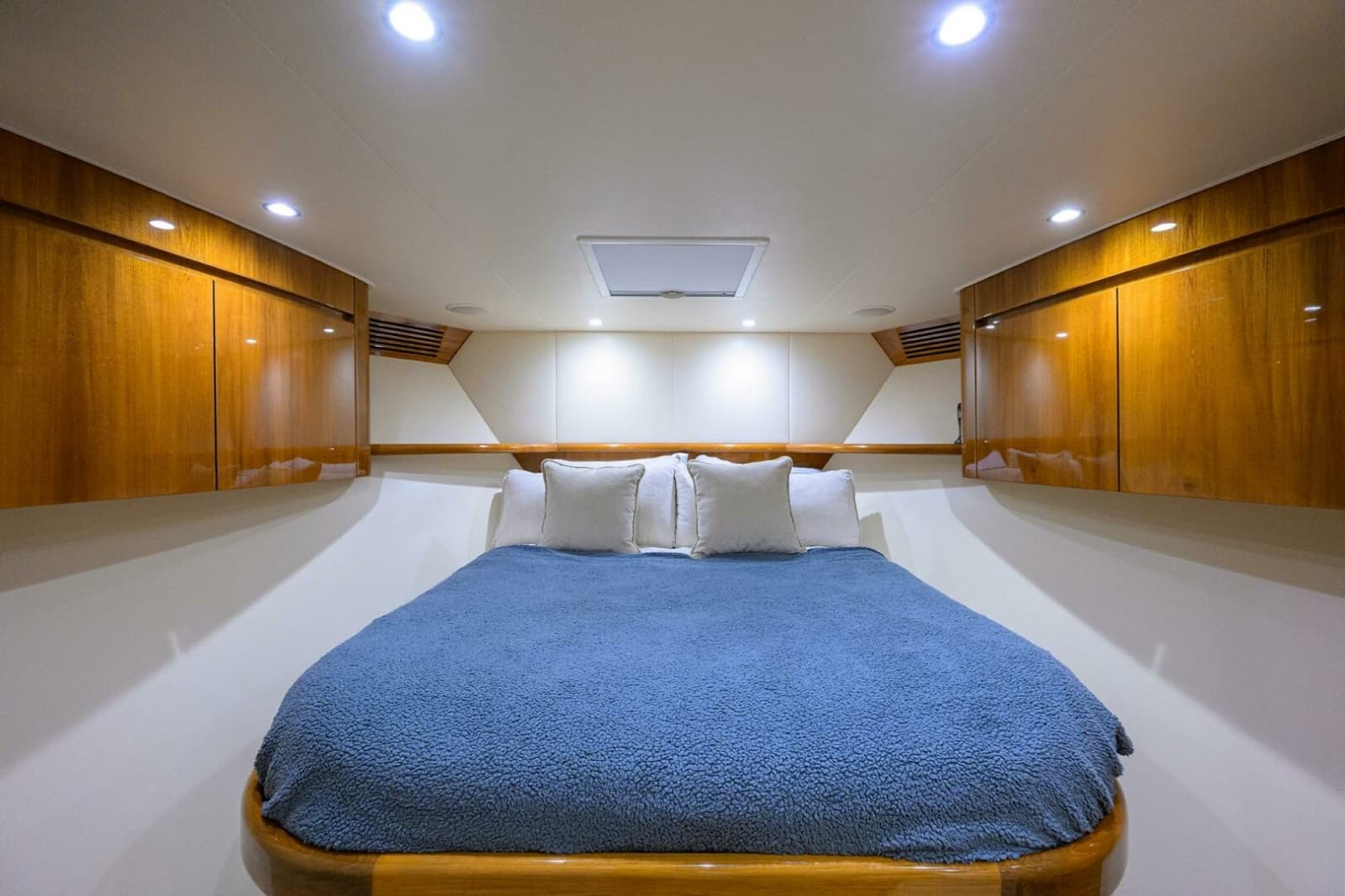 2014 Viking 76 Enclosed Bridge - Photo 29