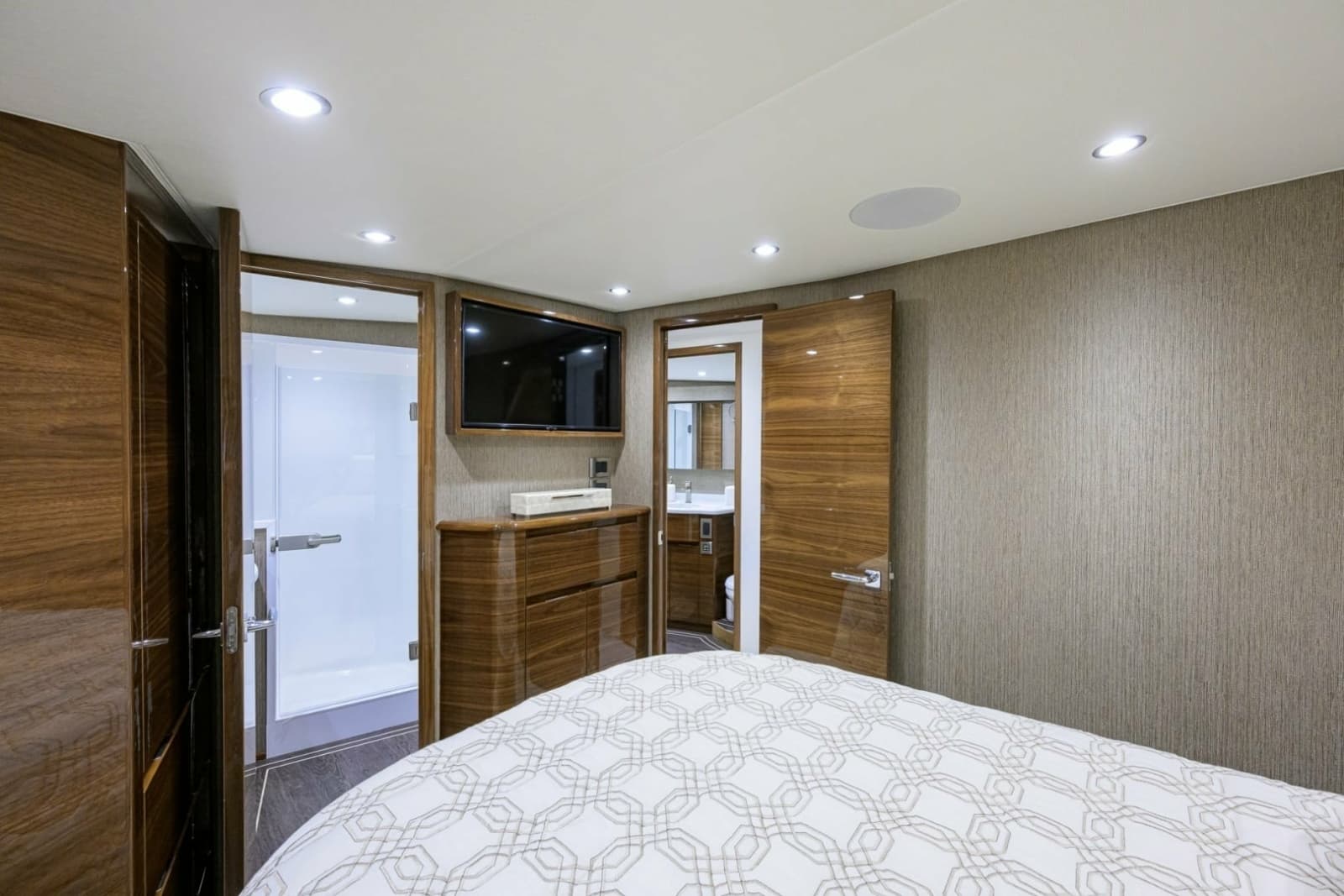 2024 Viking 54 Convertible - Photo 14