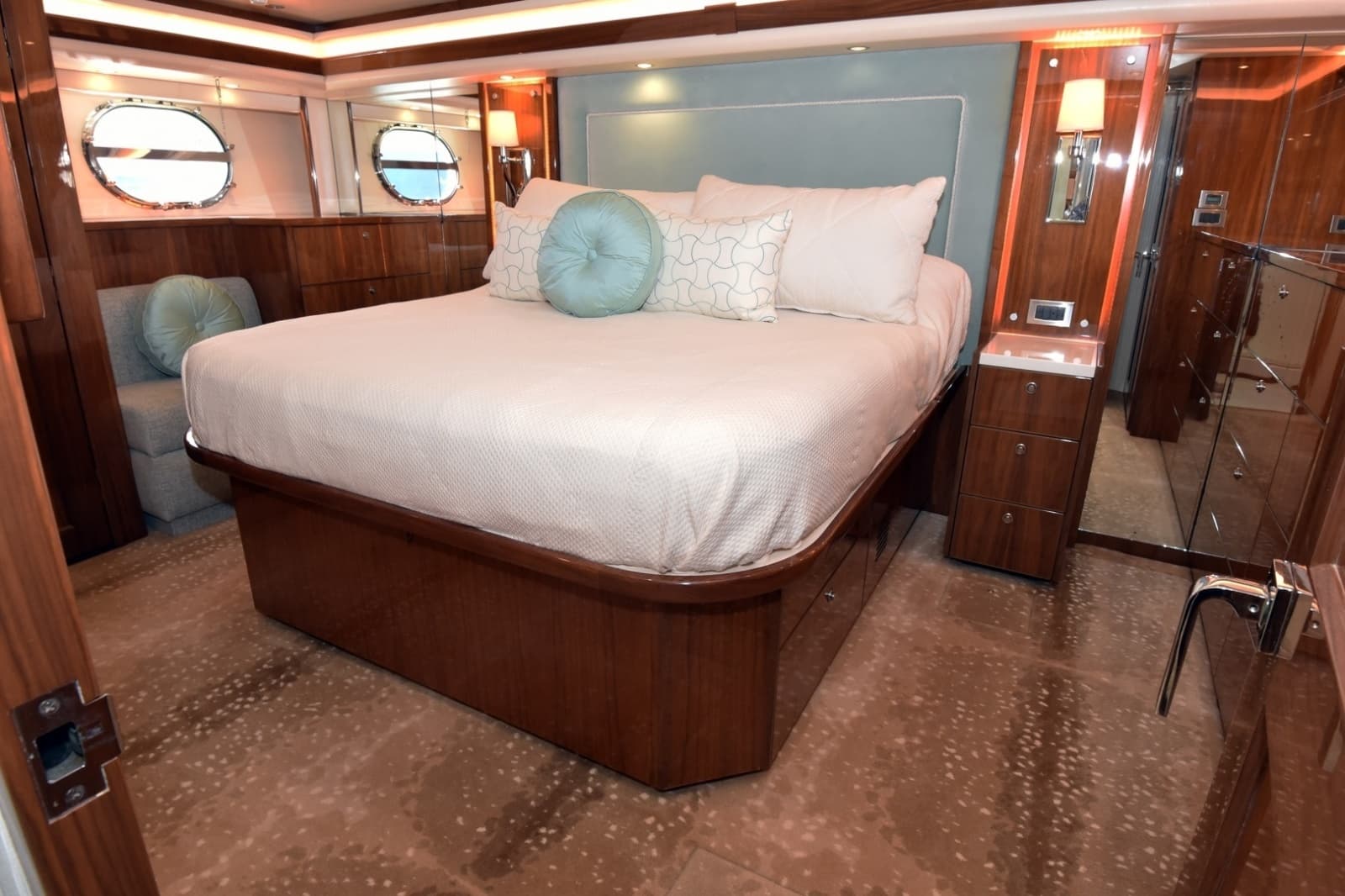 2019 Viking 80 Skybridge - Photo 69