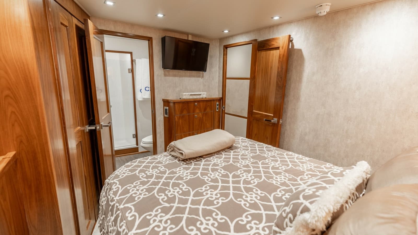 2016 Viking 80 Convertible - Photo 21