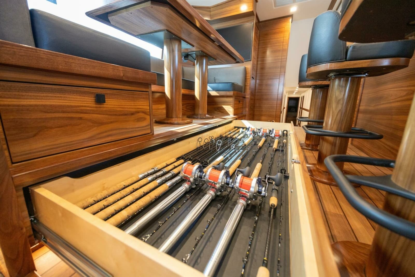 2025 Viking 82 Convertible - Photo 6