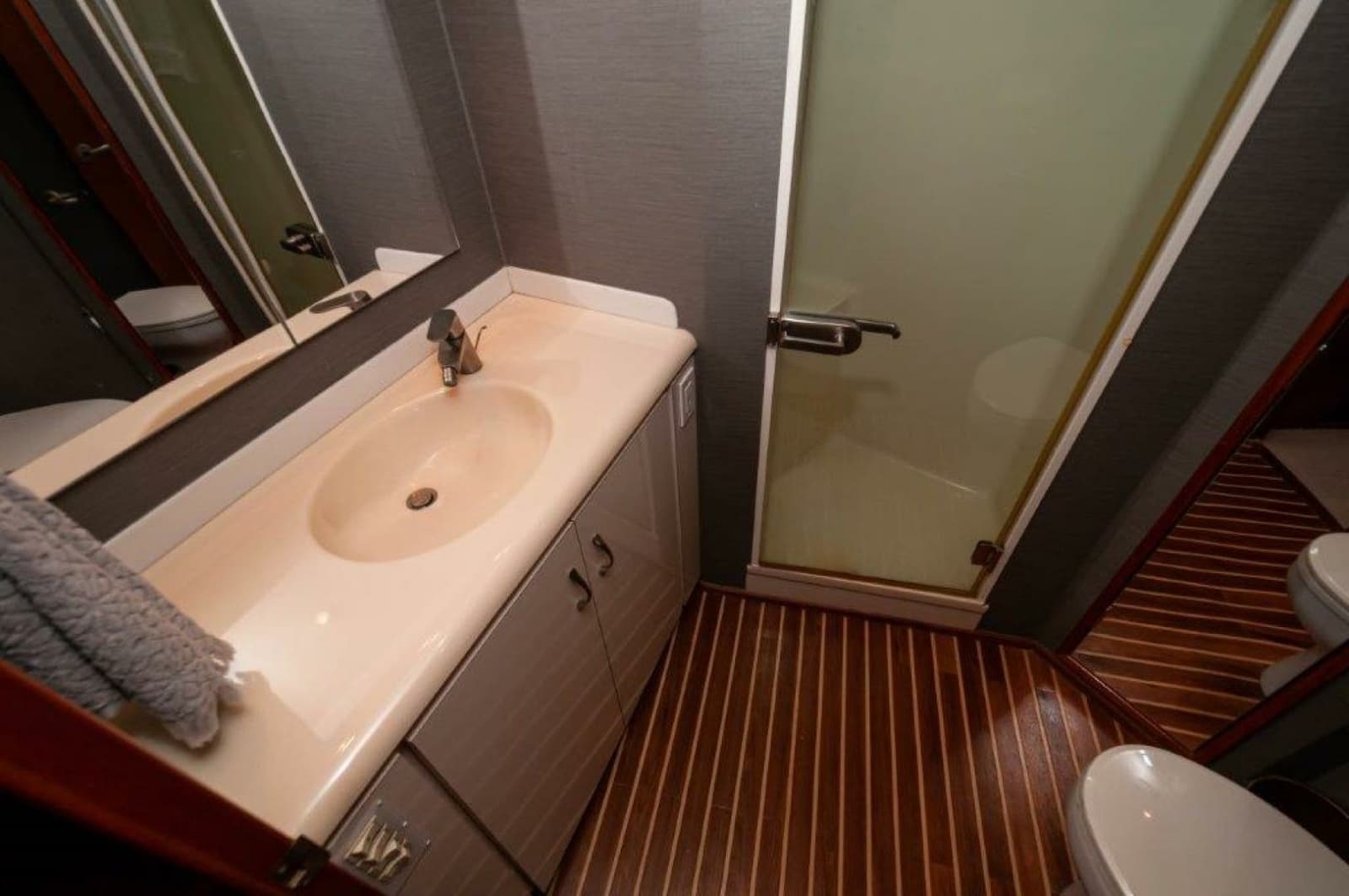 2001 Viking 61 Convertible - Photo 17