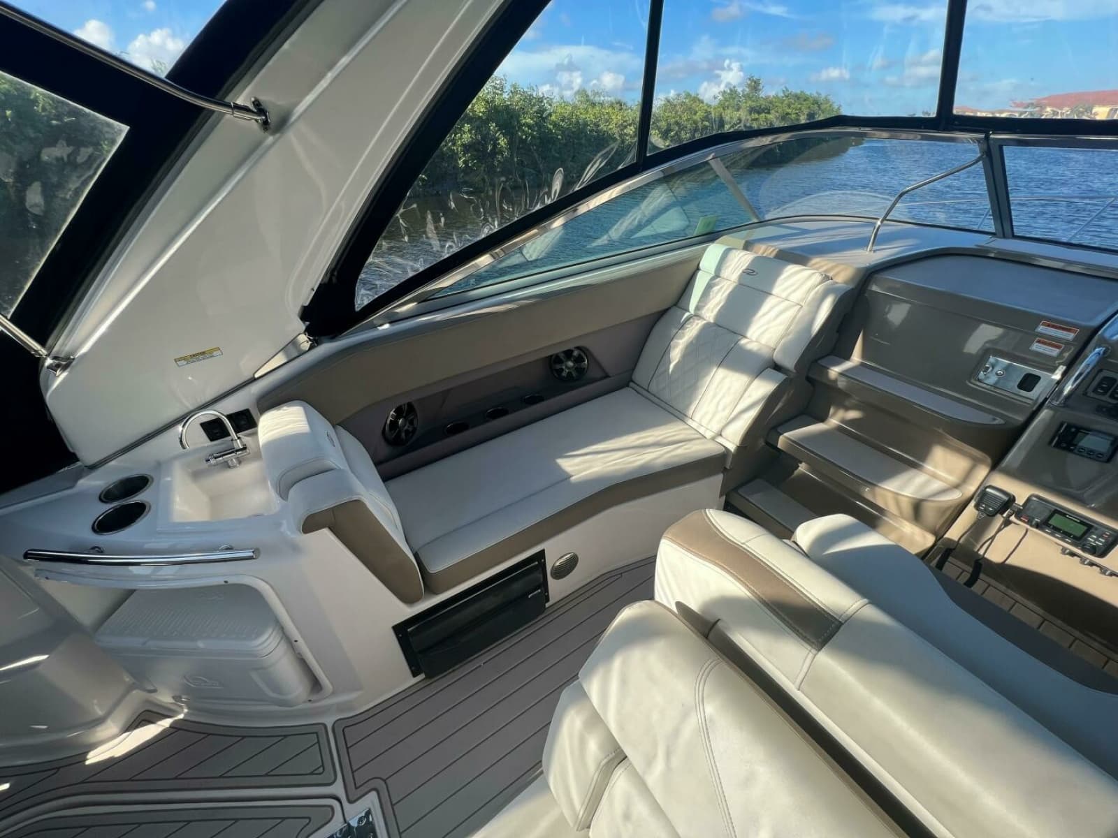 2018 Regal 28 Express - Photo 6