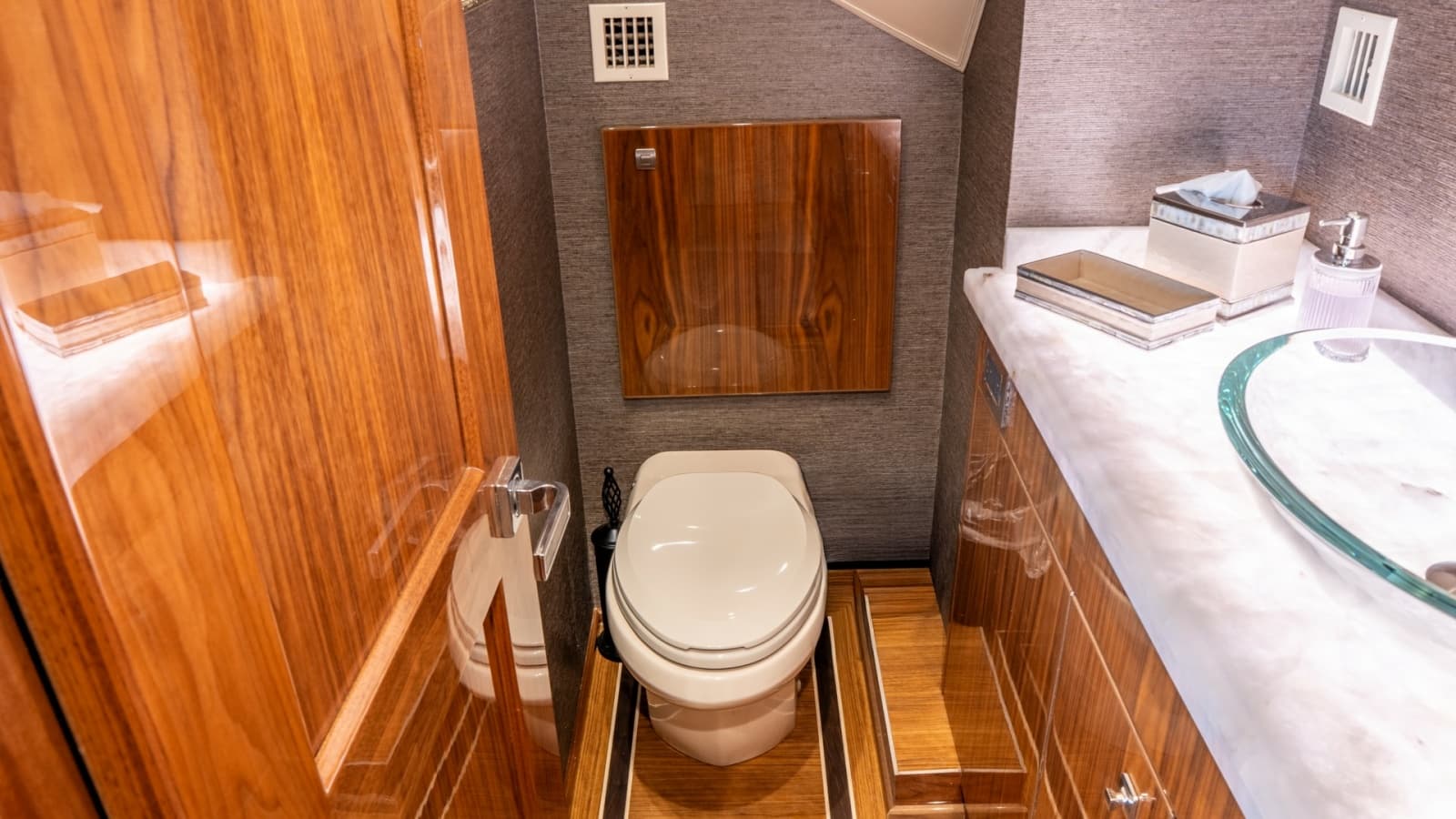 2020 Viking 92 Skybridge - Photo 46