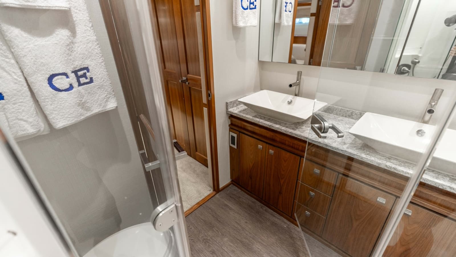 2016 Viking 80 Convertible - Photo 29