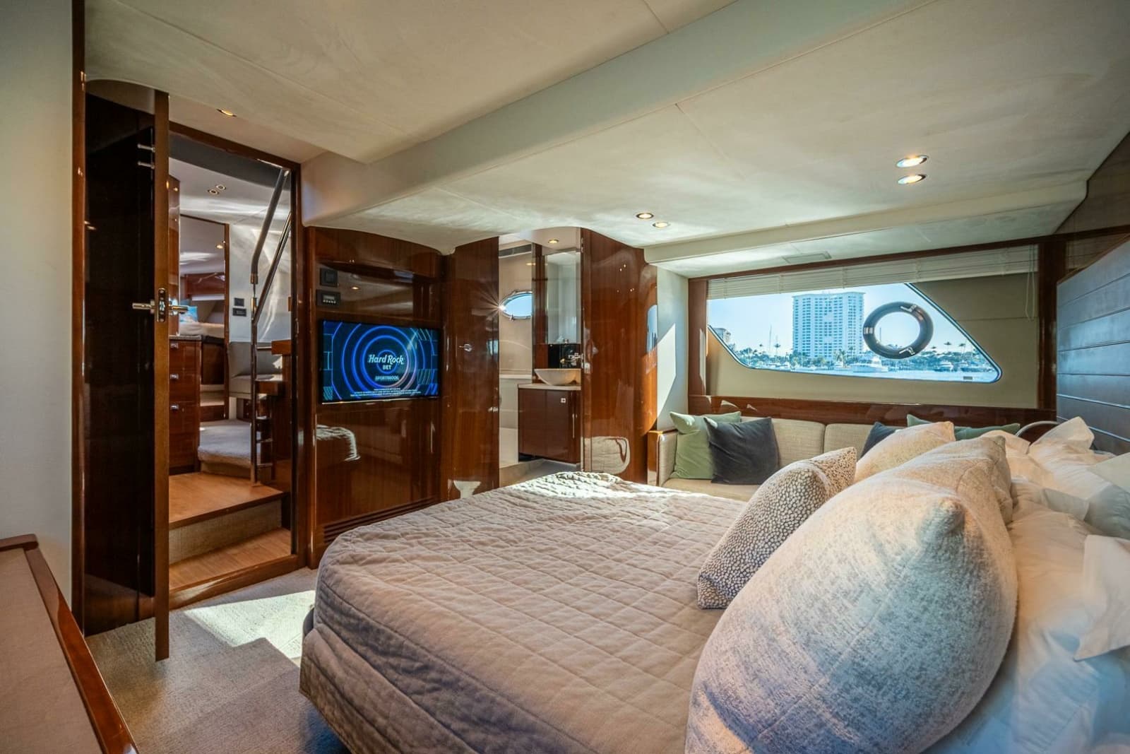 2016 Princess V48 - Photo 33