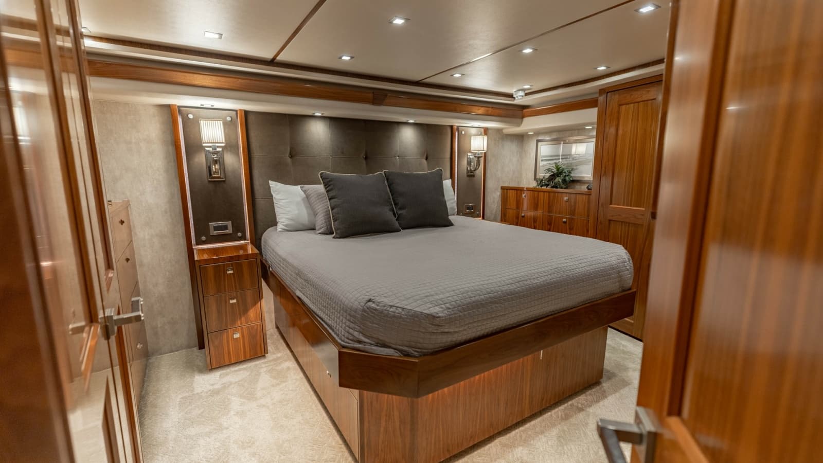 2018 Viking 72 Convertible - Photo 15