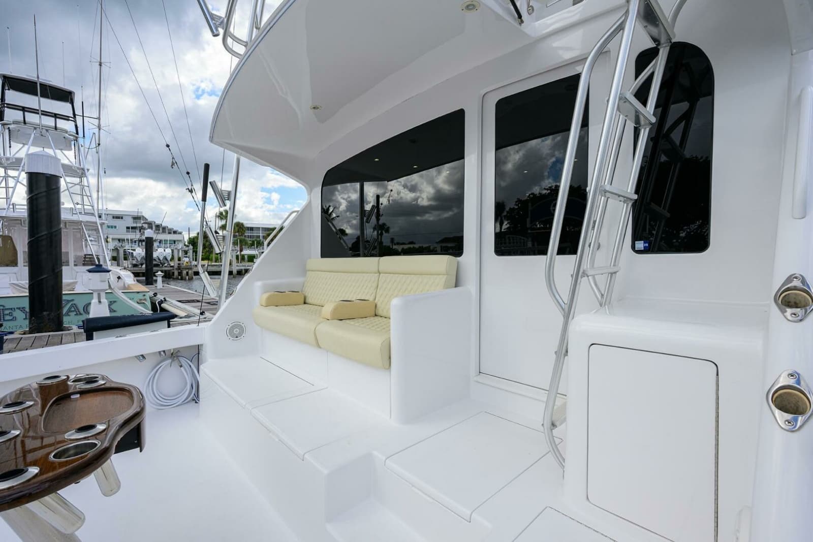 2004 Viking 56 Convertible - Photo 34