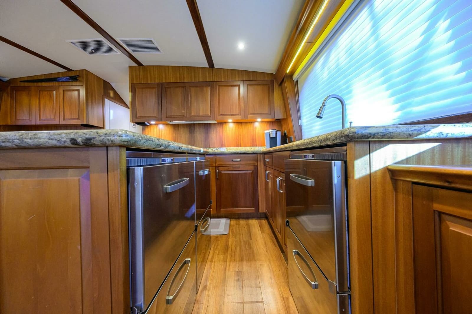 2013 Hatteras GT63 - Photo 10