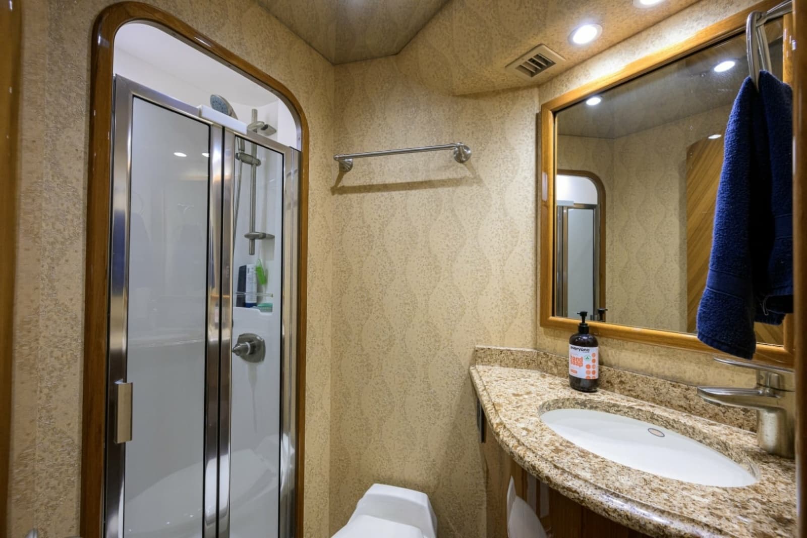 2014 Viking 70 Convertible - Photo 20