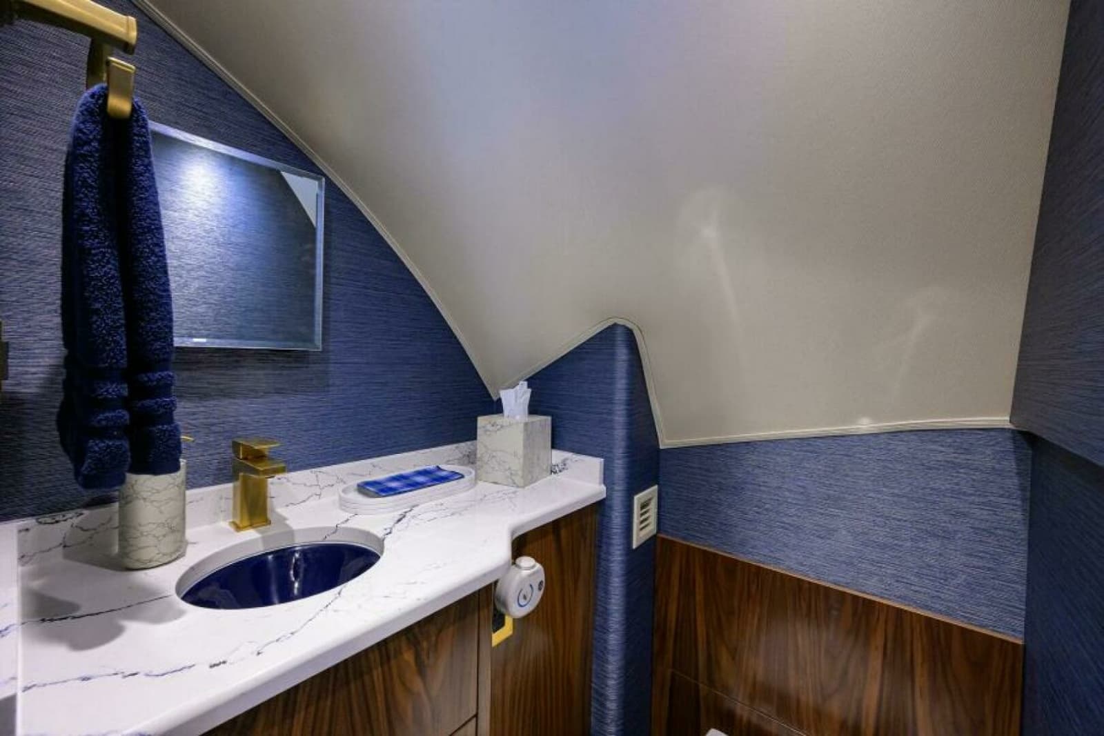 2024 Viking 80 Convertible - Photo 9