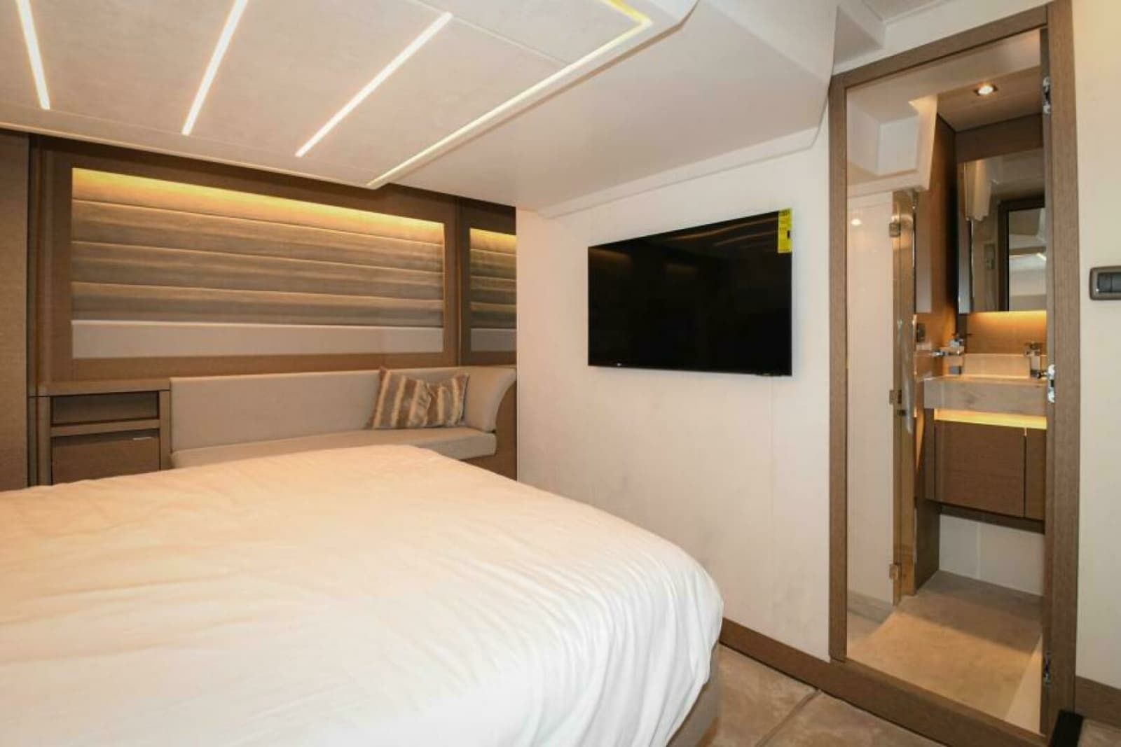 2023 Prestige 520 Flybridge - Photo 11