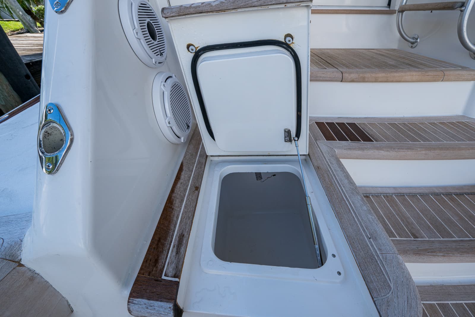 2011 Viking 76 Enclosed Bridge - Photo 11
