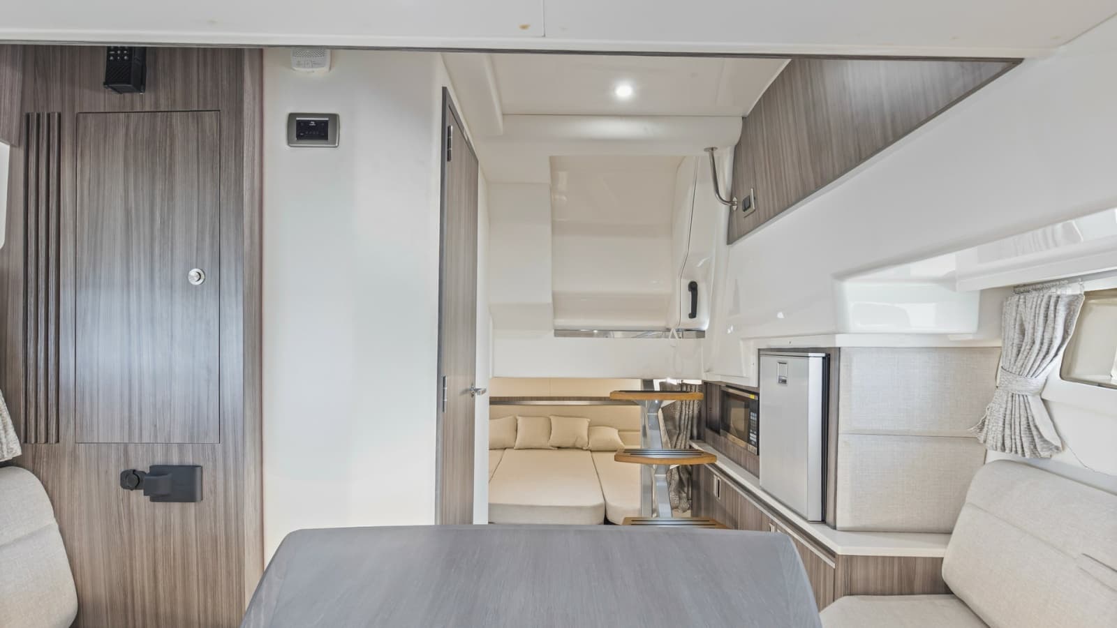 2022 Sea Ray 320 Sundancer OB - Photo 2
