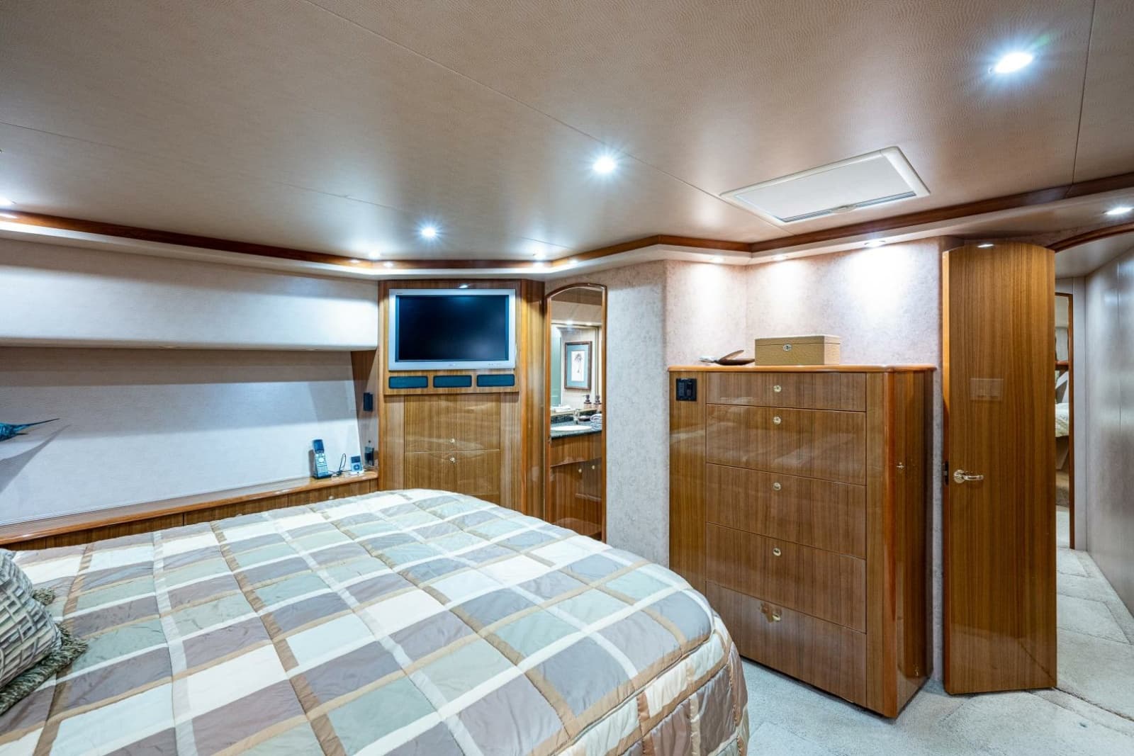 2005 Viking 74 Convertible - Photo 13