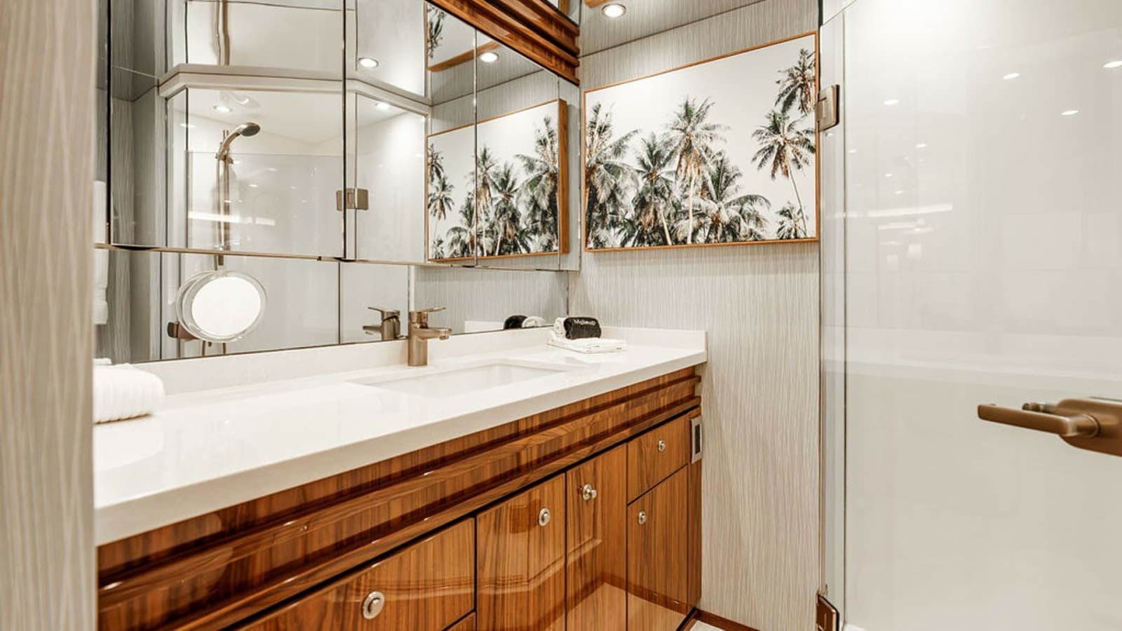 2019 Viking 80 Skybridge - Photo 27