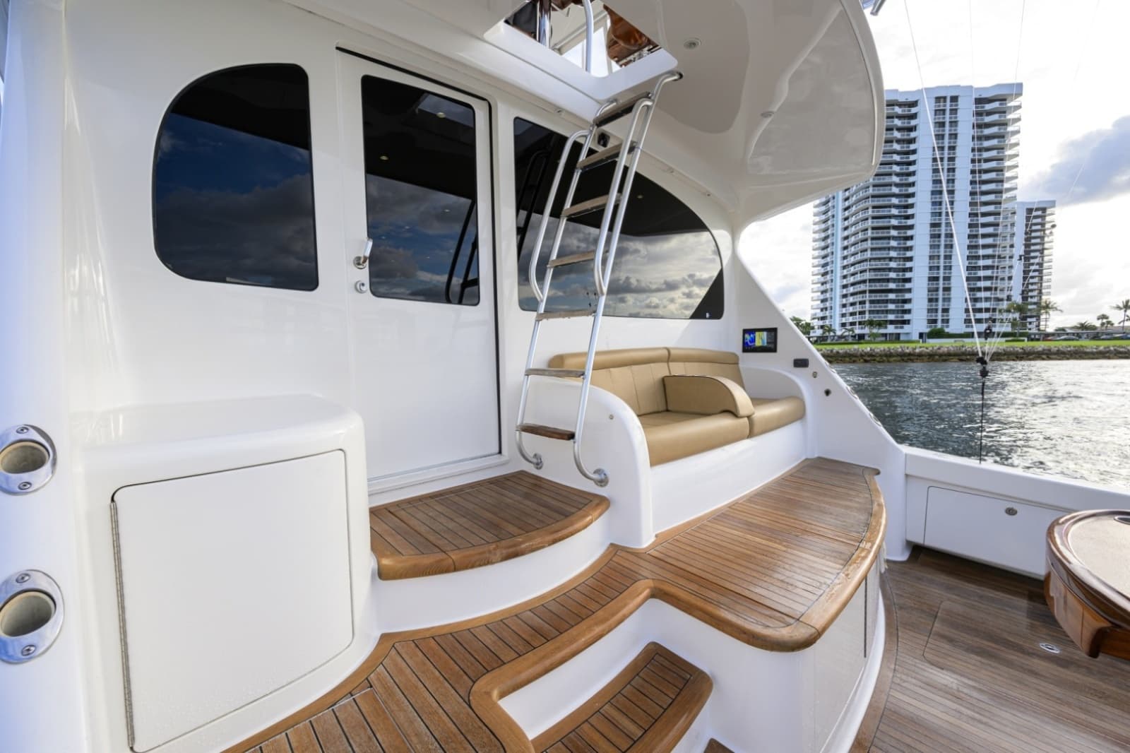 2014 Viking 70 Convertible - Photo 34