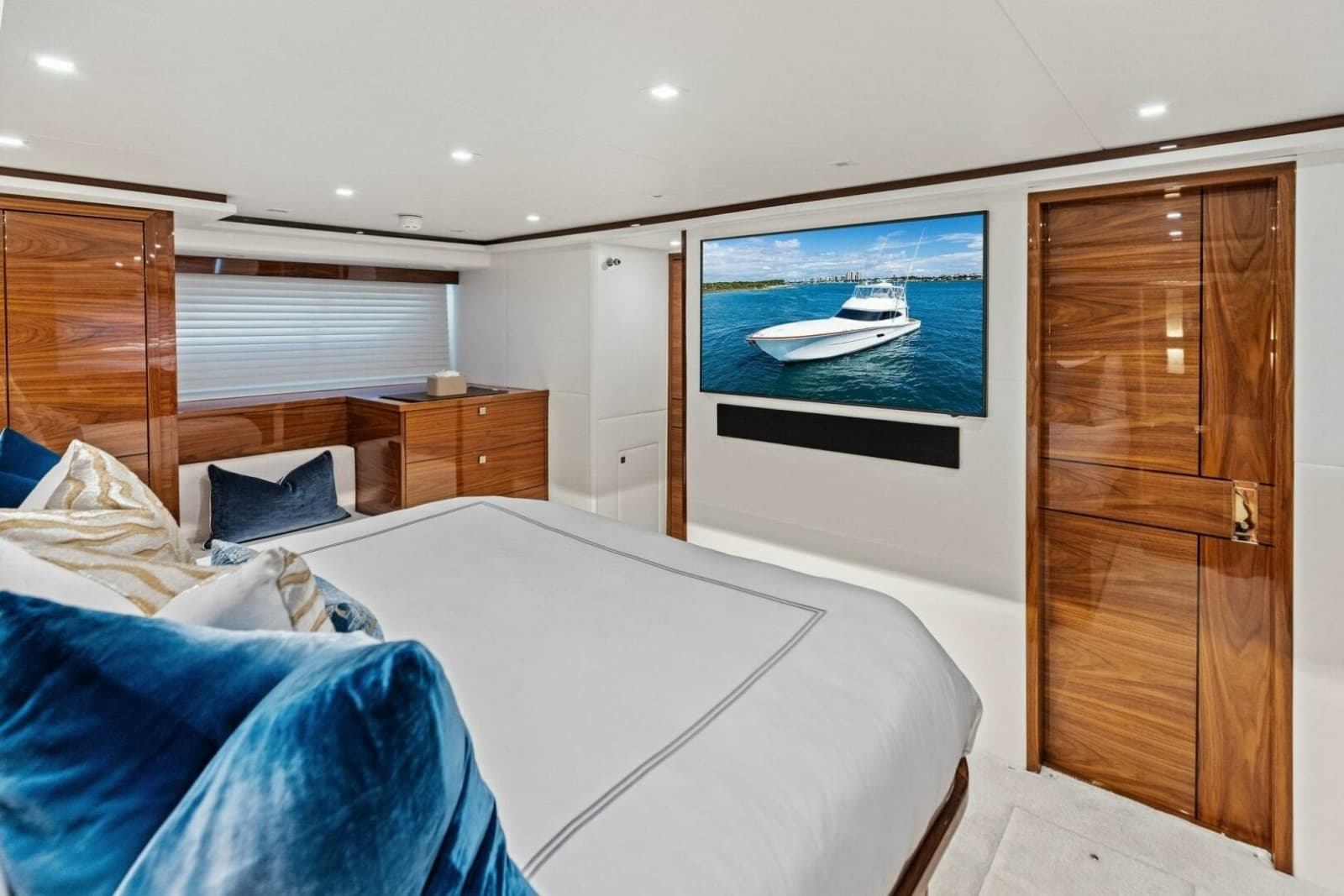 2026 Viking 82 Convertible - Photo 81