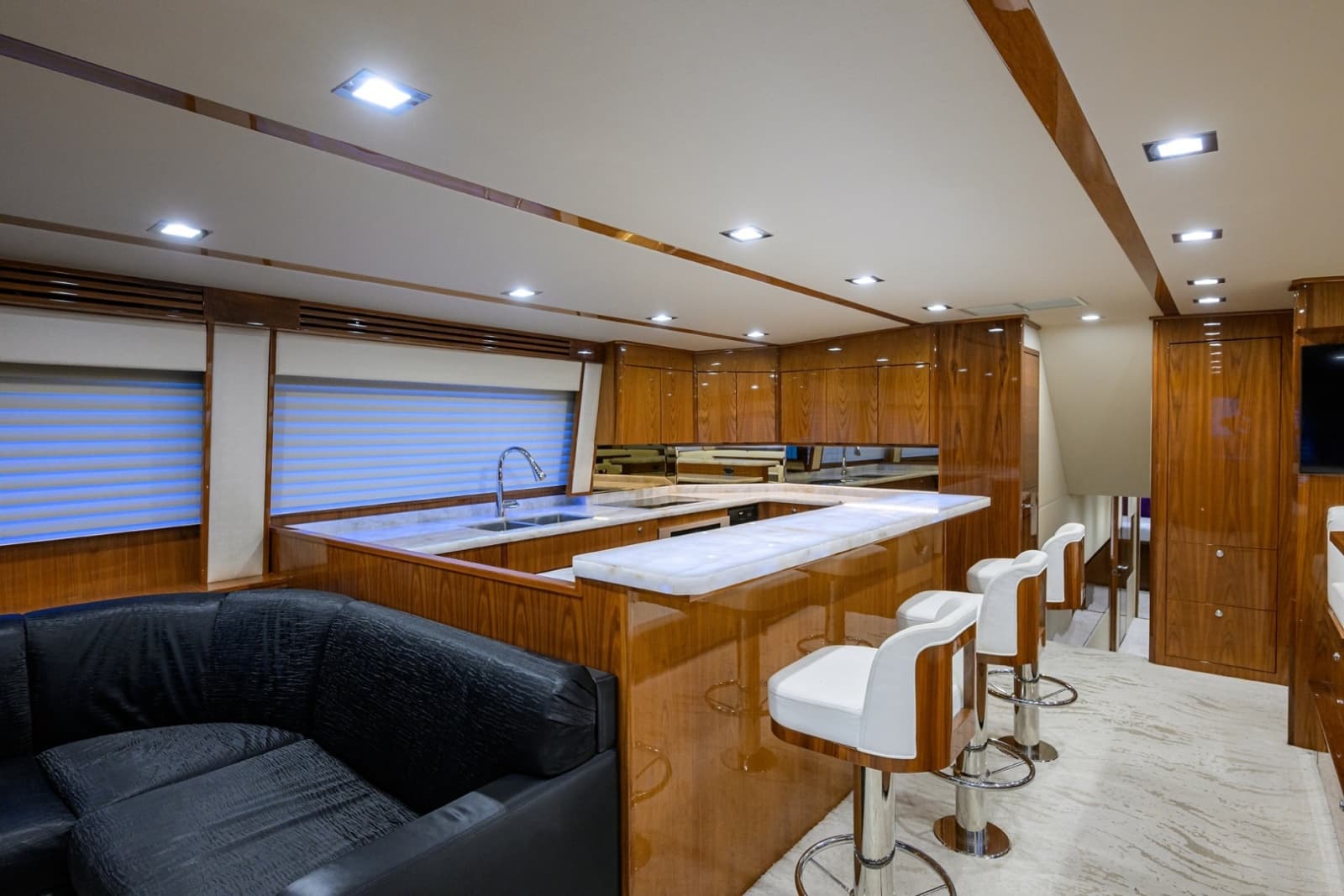 2023 Viking 80 Skybridge - Photo 6