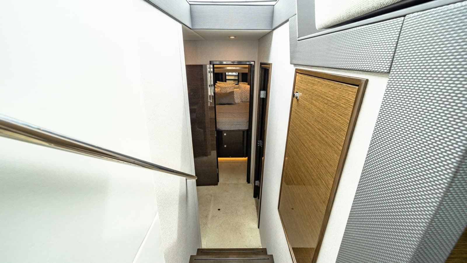 2019 Cruisers Yachts Cantius 46 - Photo 14