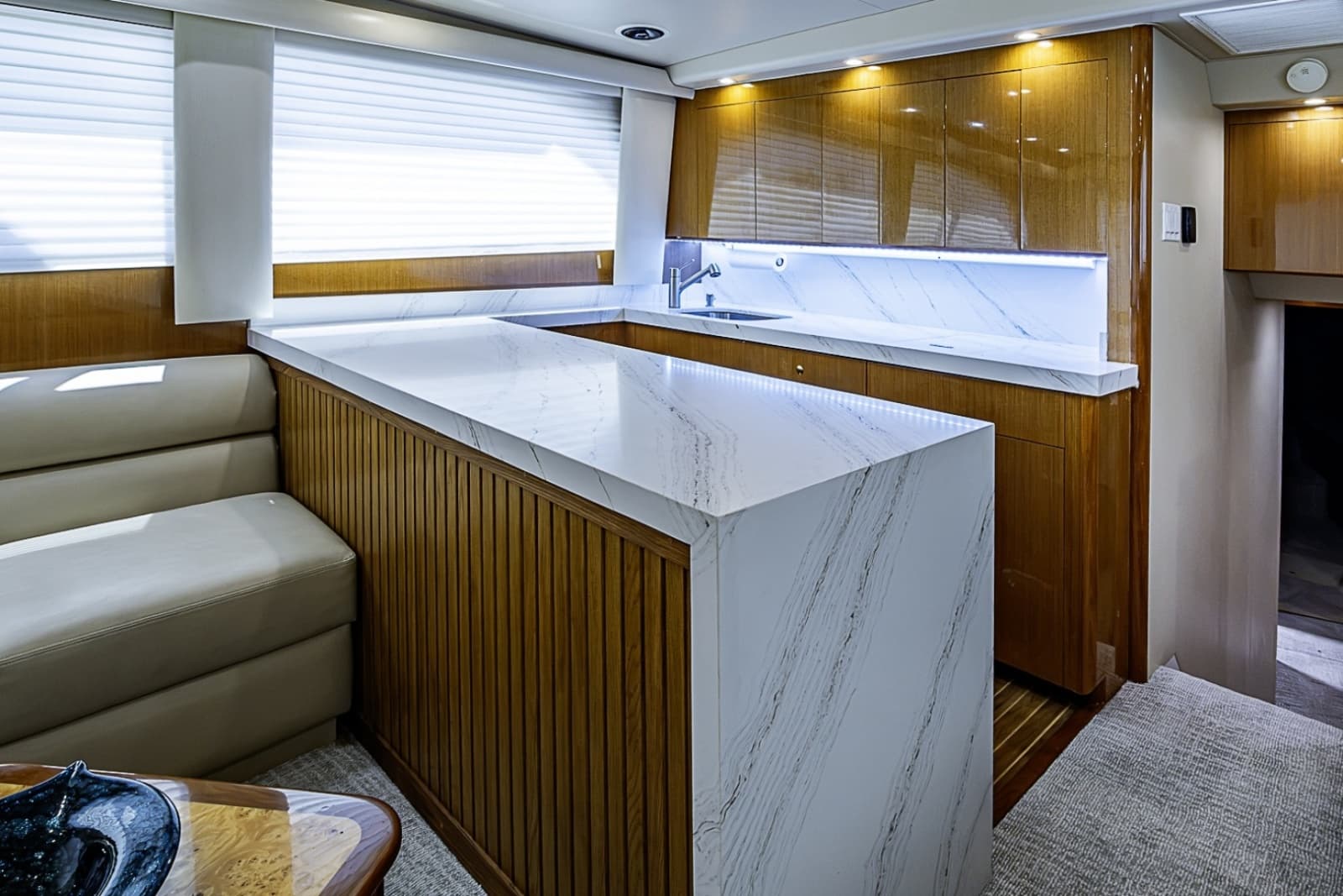 2002 Viking 52 Convertible - Photo 6