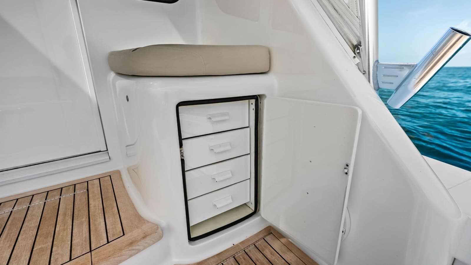2018 Viking 62 Convertible - Photo 43