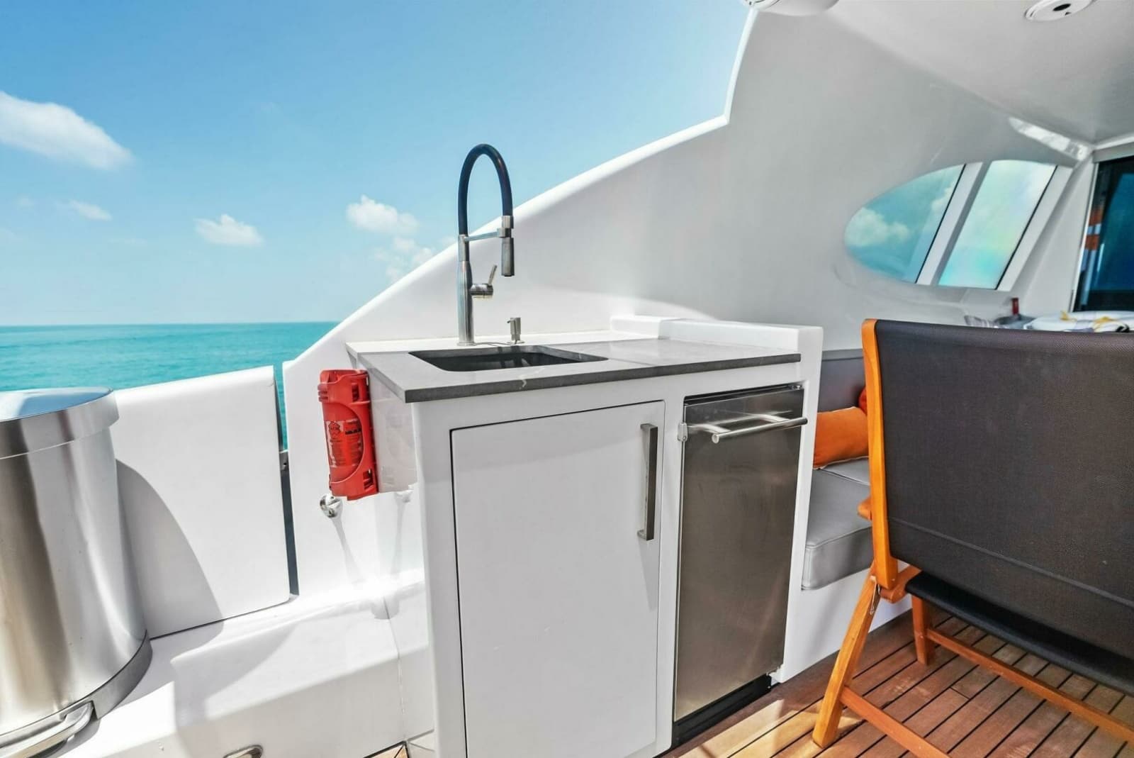 2006 Lazzara Yachts 84 Skylounge - Photo 77