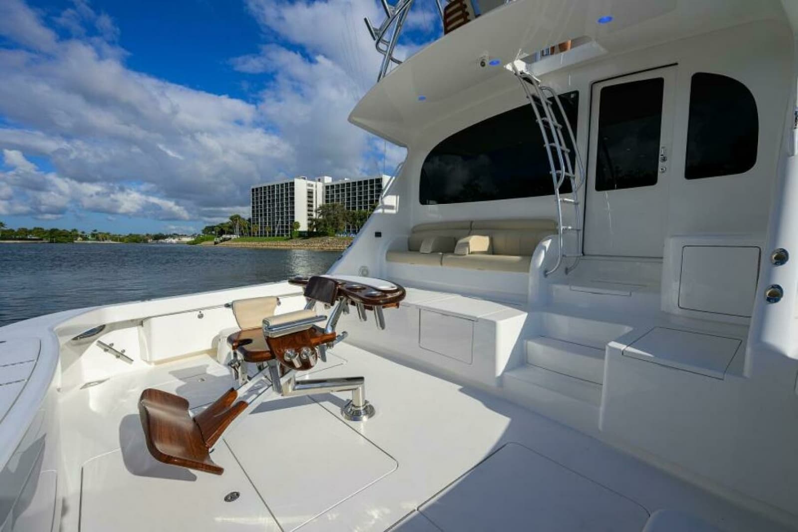 2019 Viking 80 Convertible - Photo 37