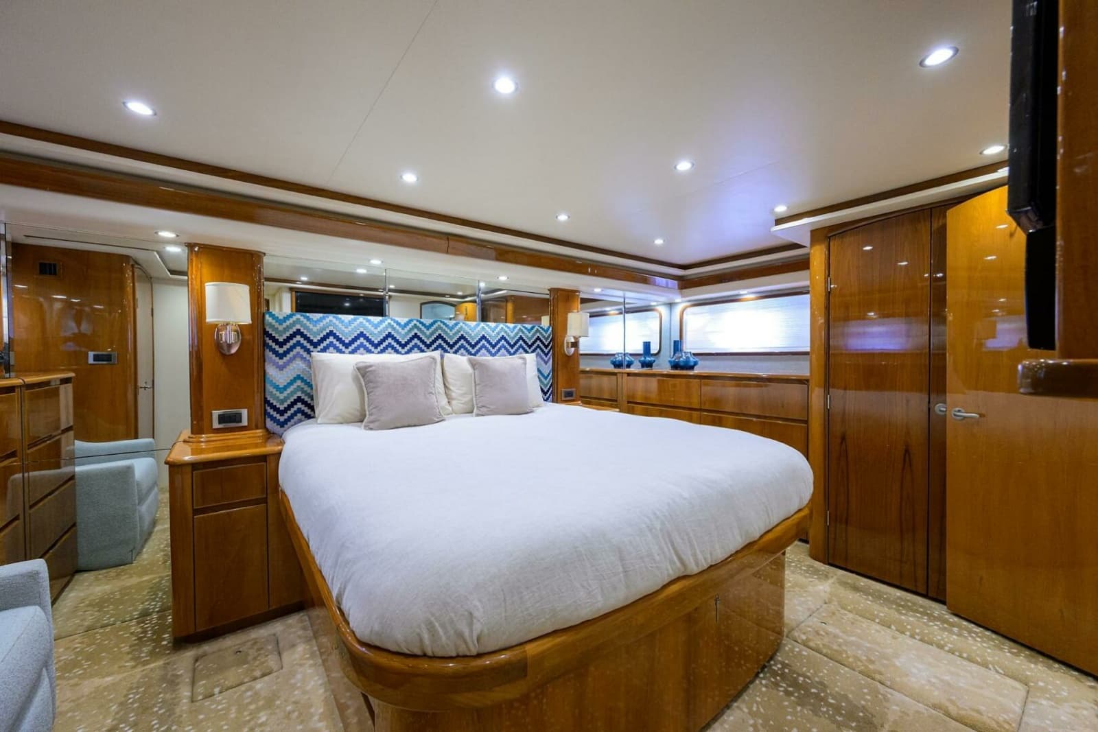 2014 Viking 76 Enclosed Bridge - Photo 21