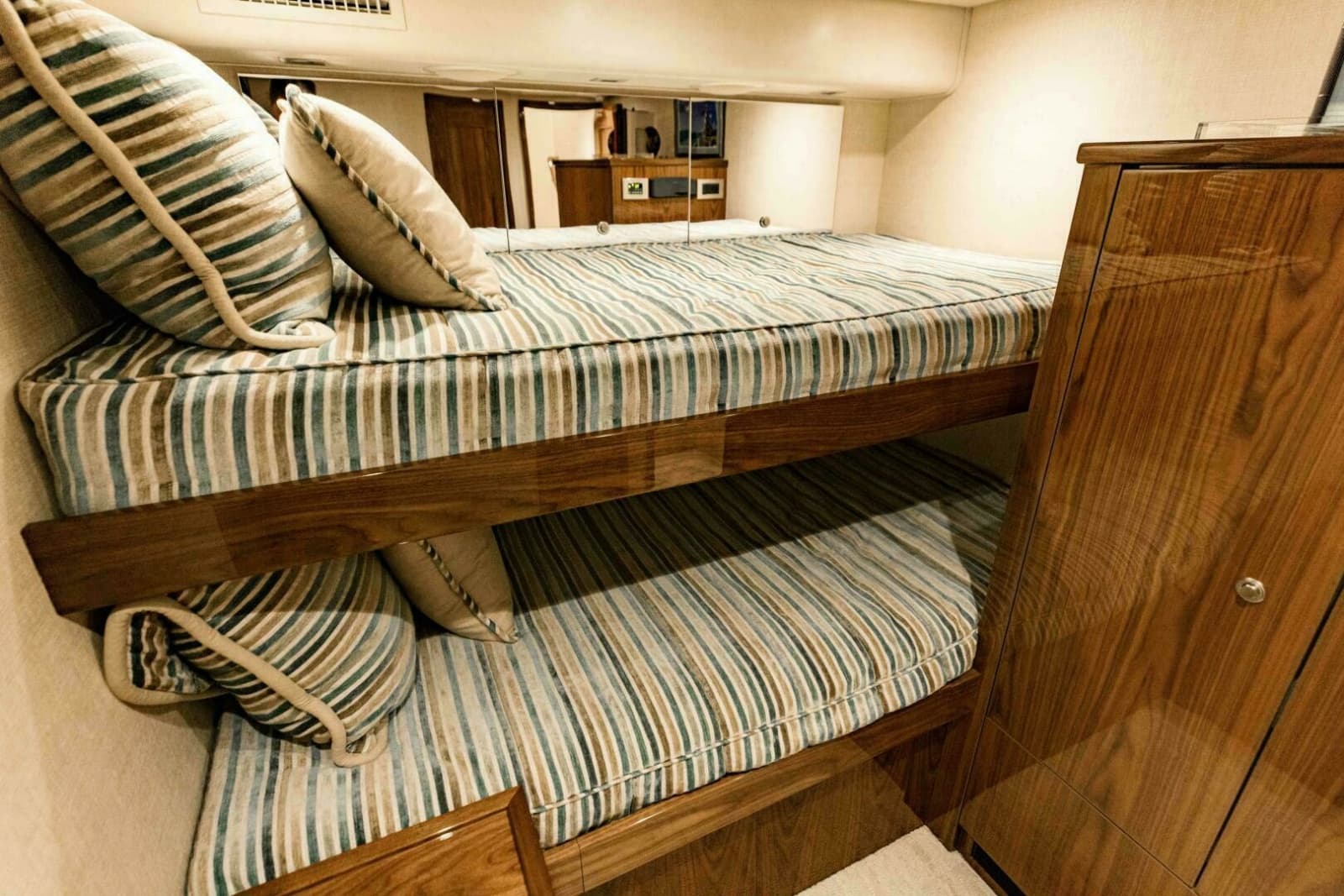 2020 Viking 72 Enclosed Bridge - Photo 38