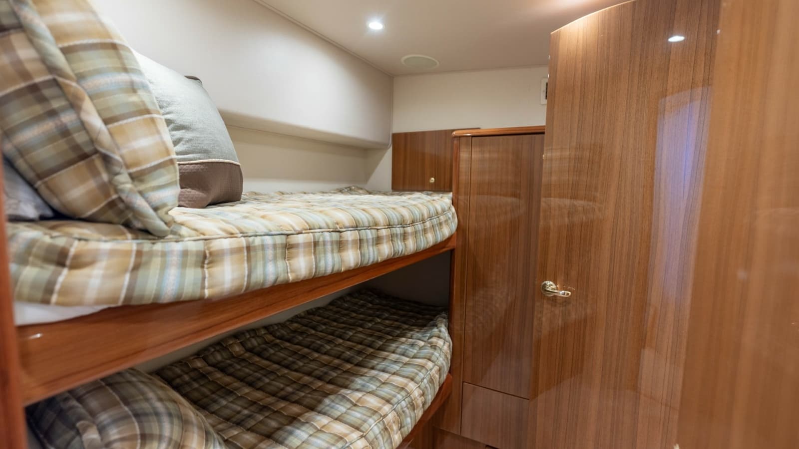 2007 Viking 45 Convertible - Photo 28